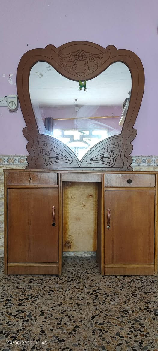 سلام عليكم هاي غرفه اخشاب نضافه 80ب100 شغل سوكي ثقيل المكان نجف كوفه ***********بدون جربايه
