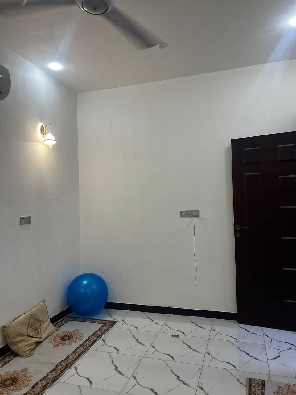 اعلان رقم131✅

🔘  للبيع دار سكن في حي الجامعة طابقين 125 م طولاني 

🛑فرعي 
🛑مساحة 125 (5*25
🛑 شارع 10m
⚠️ تفاصيل مثل ما موضح بالصور 

طابق ١
⭕️ستقبال 
⭕️غرفة1
⭕️صاله 
⭕️مطبخ 
⭕️صحيات خارجية وداخلي 
⭕️منور
⭕️حمام

طابق ٢ 
⭕️غرف عدد2
⭕️صاله 
⭕️صحيات 
⭕️ستارة +بيتونه 

📈للاستفسار الاتصال او التواصل مع الصفحة
*********** 📞
***********📞
*********** 📞
🏡 بأدارة علي كريدي 
🌍الموقع المكتب الخاص بنا : 
       واسط / كوت / حي الجامعة تقاطع  
        شارع ٣٠ م مجمع رزان

