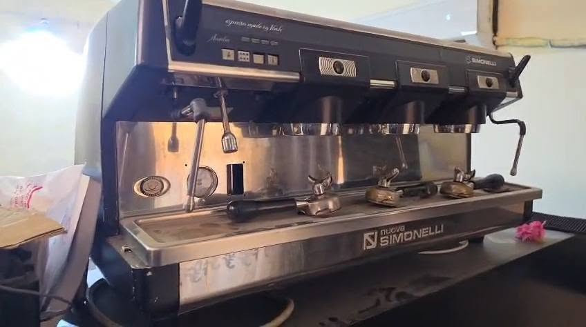 للبيع ماكينة إسبريسو تجارية احترافية 🇮🇹☕
ماكينة Nuova Simonelli Aurelia الإيطالية، مخصصة للمقاهي والمطاعم والفنادق.
✅ ثلاث رؤوس / 3 Group
✅ تصميم تجاري قوي ومناسب للعمل المستمر
✅ ستانلس ستيل مع هيكل متين
✅ ذراعان للبخار
✅ مخرج ماء ساخن
✅ عداد ضغط 
✅ مناسبة للمقاهي الكبيرة والمشاريع التجارية
✅ ماركة إيطالية معروفة وموثوقة في مجال معدات القهوة
السعر: 1400دولار قابل للتفاوض 
المعاينة متاحة، والتفاصيل والحالة موضحة بالصور.
للاستفسار والتواصل:
📞 ***********
واتساب — اتصال — رسائل
يرجى التواصل من الجادين فقط.

ملاحظة: يحق للمشتري أخذ الماكينة إلى فني الصيانة لفحصها، وفي حال وجود أي مشكلة فنية مثبتة لا سامح الله، أتحمل تكاليف تصليحها.
