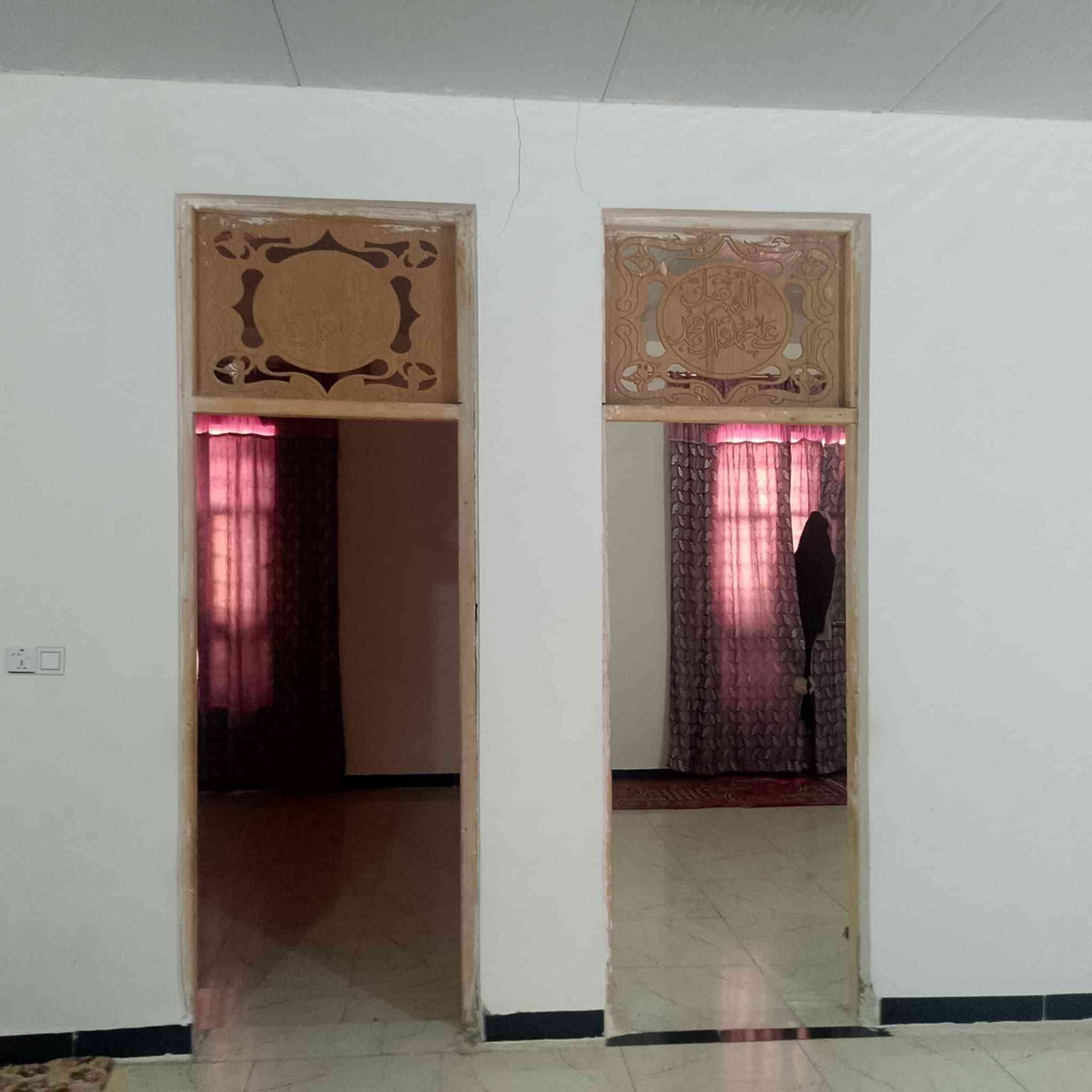 السلام عليكم عندي دار للبيع المساحه الكليه 210 متر طابو زراعي سند 25 تحويل مباشر باسم المشتري متوفره كل الخدمات شارع النيل الخدمي قرب مخازن بيت مرجان السقف مالته ساندويتش بيت تسليم مفاتيح جديد وحلو مرتب السعر مالته بلاش 40 وبي مجال الاستفسار مراجعه مكتب عقارات الحسام اتصل على رقم الهاتف ***********+*********** اخوكم ابو مومل
