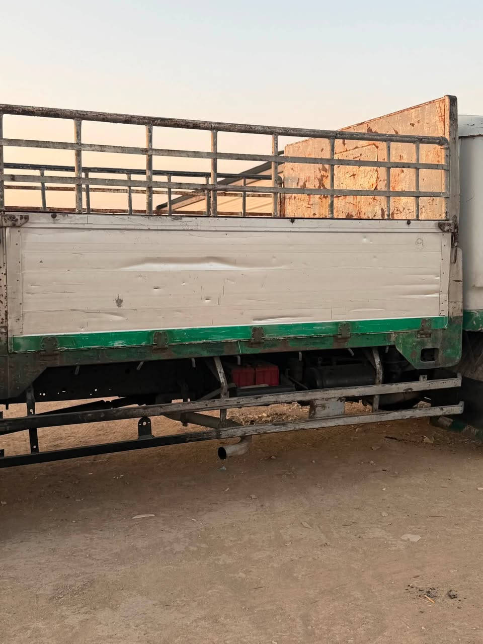هينو فوصه مربع هويشه طول 6 متر مكينته 20 سوبر صار 10 ايام مكينه وبم مجفتات كاملات باتري جديد سياره جهازه للعمل كامله سنويه جديده سياره خير من الله للاسفتسار ***********
