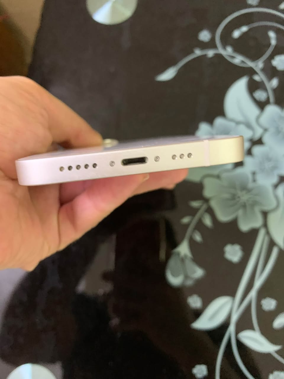 🔥 للبيع iPhone 13 عادي 

📱 iPhone 13 | سعة 128GB | تك سيم
🔋 البطارية 100% أصلية، وما مصعدة ولا مستبدلة
✅ ما بي أي قطعة مستبدلة
🔒 الجهاز ما مفتوح نهائياً
📦 ويا الكارتونة
✨ الجهاز نظيف وحالته ممتازة جداً

الجهاز عندي من **أسبوع ** والفحص موجود السعر: 525 ألف — وبي مجال بسيط

نص مكتوب في الصور:
- HD RES 30 إطارات حركة بطيئة سينمائي فيديو
- ٢:٠٤
- حول
- الاسم
- iPhone
- إصدار iOS
- 26.6.2
- اسم الطراز
- iPhone 13
- رقم الطراز
- MLND3J/A
- الرقم التسلسلي
- QV2W3K59TM
- انتهت صلاحية التغطية
- الأغاني
- الفيديوهات