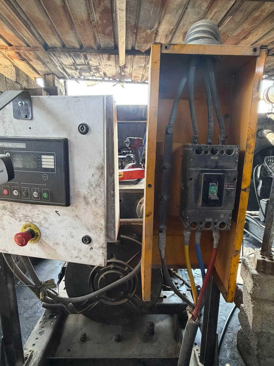 للبيع كمنز 24/114 كور جديد بم ونزولات جدد راس توليد جديد 250 kv شاصي عالي
راديتر تعبان والانتركلر تعبان 
طلع عندي بيها طبطبة جوه والفيتر يكول بيها بيرن ف اريد ابيعها ع موجود 
المكينة شغاله صافية بس الطبطبة بيها 
ابيعها ع موجود
الي تفيدة يتصل بيه ***********
مكاني بغداد جسر ديالى
