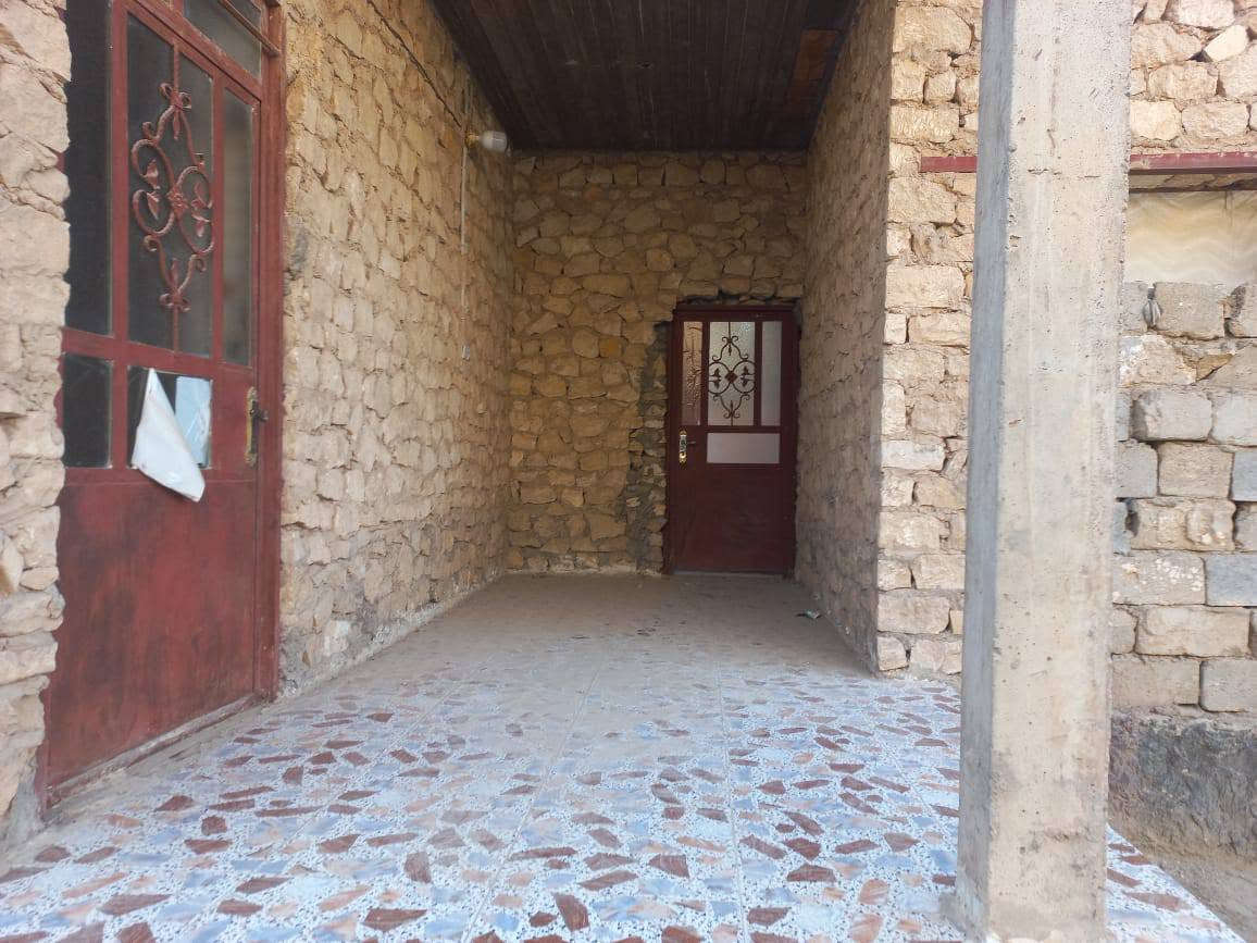 تعلن عقارات لؤي عن بيع دار سكني غير كامل بناء حجر للسقف وغرفتين وصاله وصحيات كامله المساحه ٧٠٠ متر طابو زراعي توفر كافة الخدمات في الجزيره البوفراج قرب جامع الرسول محمد 
السعر ٧٠ مليون قابل للتفاوض 
للإستفسار الاتصال على الأرقام التاليه 
لؤي ***********
نصر ***********
احمد ***********
او زيارة المكتب الكائن في كورنيش البوفراج
