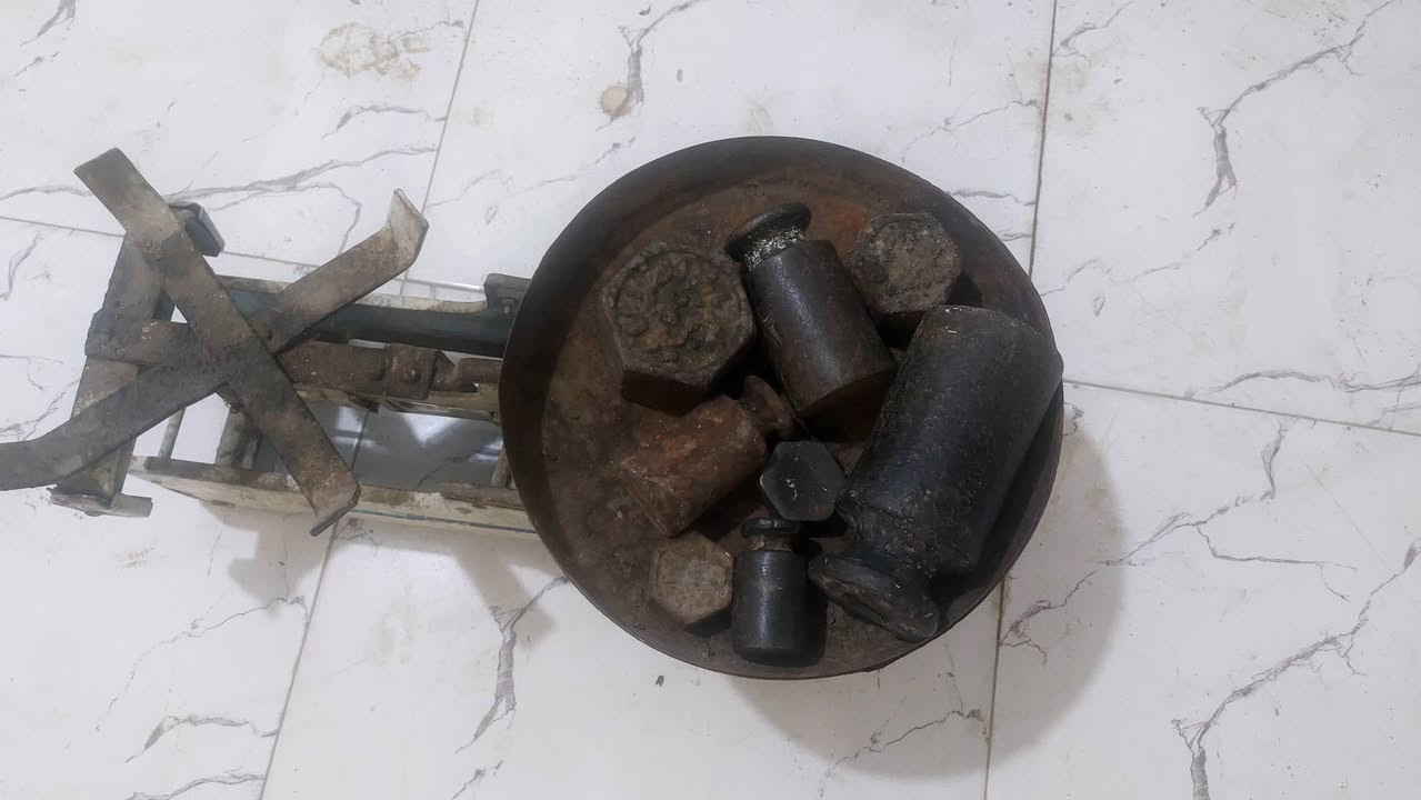 ميزان كامل مع العيارات اصلي زائد ملحق مترين نظيف جدا بدون سنك زائد جدر عدد اثنين يشتغل كهرباء عل فحص للإستفسار الاتصال على الرقم ***********
