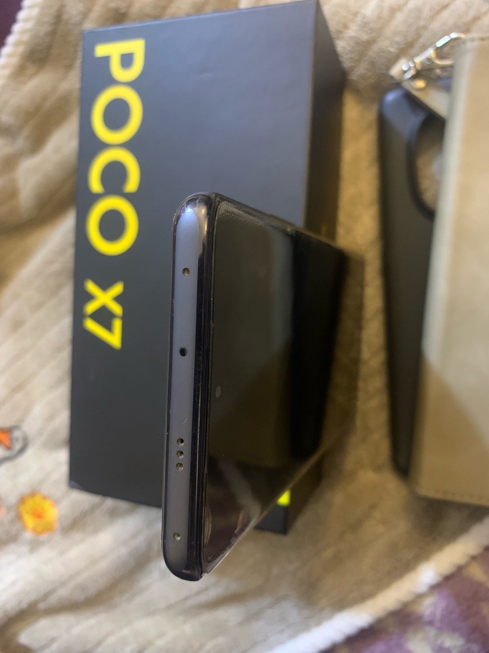 * الجهاز: بوكو  (POCO X7) نظيف وبدون أي خدش أو كسر، محافظ عليه ومستخدم لأشهر قليلة فقط.
 * الذاكرة: 512 جيجابايت.
 * الشاشة: منحنية  ونظيفة جداً مع لزقة حماية، رام ١٢وتدعم 90 فريم بلعبة ببجي بأداء خارق.
 * الكاميرا: دقة 50 ميجابكسل بصور صافية وحلوة جداً.
 * مقاومة الماء: مقاوم للماء والغبار 
 * الحالة: الجهاز شد بلد، بدون أي تبديل لأي قطعه (كلشي أصلي ووكالة)، وخالي تماماً من الخدوش.
 * الملحقات الكاملة:
   * الكرتونة الأصلية موجودة.
   * الشاحن الأصلي ويا.
   * كفر حماية أصلي.
   * لزقة حماية للشاشة.
> الجهاز جاهز للاستخدام وما ينقصه شي، والنظافة تحكم بنفسك.
> 
📞 للتواصل والاستفسار: ***********

السعر:٣30 وبيه مجال