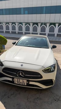 C300 2023 كت amg ماشية 26 ميل حادث باب يمين خلفي وشوية بالجاملغ وهنا ص...