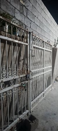باب حديد للبيع بالمواصفات التالية: الارتفاع 2 متر، العرض 3 متر. الموقع...