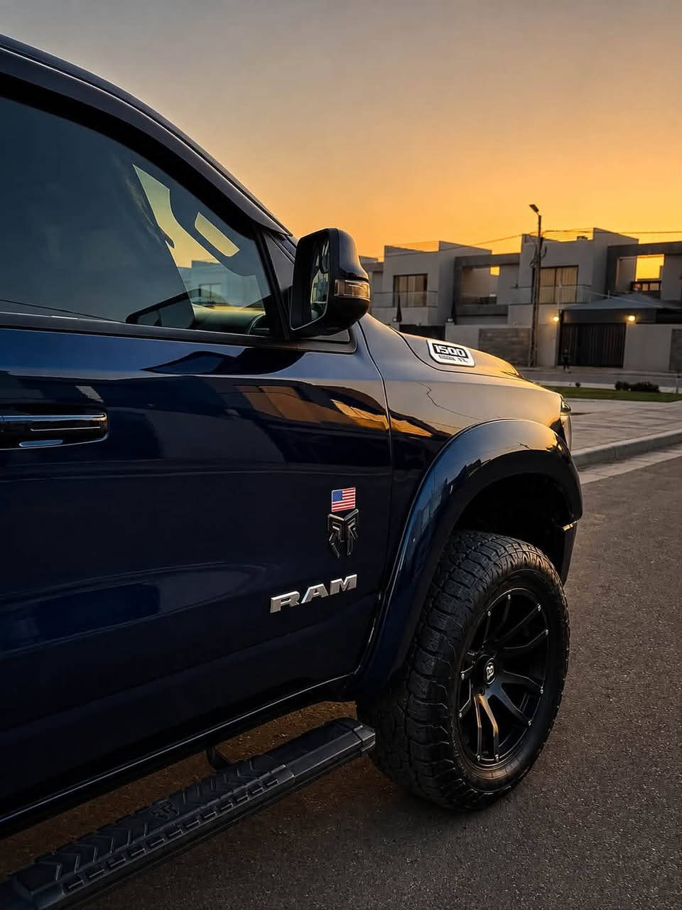للبيع  اومراوس بسيارة عائلية |RAM Big Horn Sport 2023
HEMI 5.7L V8 (5700) 
ROCKY RIDGE – تزويد وكالة من الشركة.

المواصفات:

* محرك HEMI 5.7L V8 (5700).
* جير أوتوماتيك 8 سرعات.
* دبل (4×4).
* فتحة بانوراما.
* شاشة كبيرة تيسلا مع Apple CarPlay وAndroid Auto.
* تشغيل بصمة مع Remote Start.
* كاميرا خلفية.
* حساسات أمامية وخلفية.
* نظام التوقف الذاتي الخلفي (Rear Automatic Braking).
* مثبت سرعة.
* مقاعد جلد مع تحكم كهربائي.
* تحكم بالدركسون.
* إضاءة LED.
* جنوط رياضية.
*مري شفط
* انارة ترحيب 

الإضافات:

* ترفيع 6 إنج (بلاد).
* تزويد ROCKY RIDGE الأصلي من الشركة.
* سستم صوت دبات سود.
* ويلات مع تايرات.
* فجوج.
* نفخات بدي (بلاد).

الحادث: فقط خشم البنيد بمقدار أصابع وتم صبغه، أما باقي السيارة كفالة وكالة.السيارة ماشية 53 

السيارة نظيفة جدًا، ومابيها اي نقص وفول مواصفات، جاهزة للاستخدام، وهيبتها وحضورها بالشارع ما تحتاج كلام.
رقم بغداد بسمي 

للاستفسار الاتصال ***********

