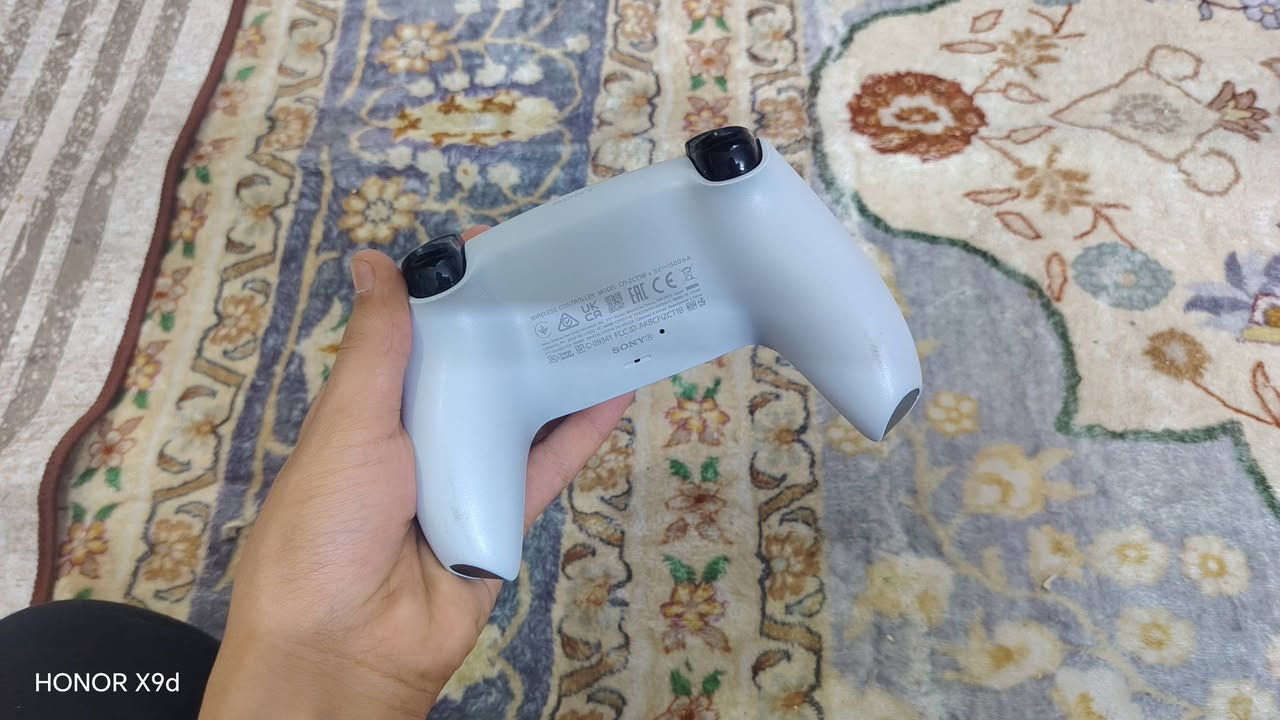 جويستك ps5 مال الجهاز أصلية السعر 70 استعمال قليل
@*********** الرقم التواصل

نص مكتوب في الصور:
- HONOR X9d