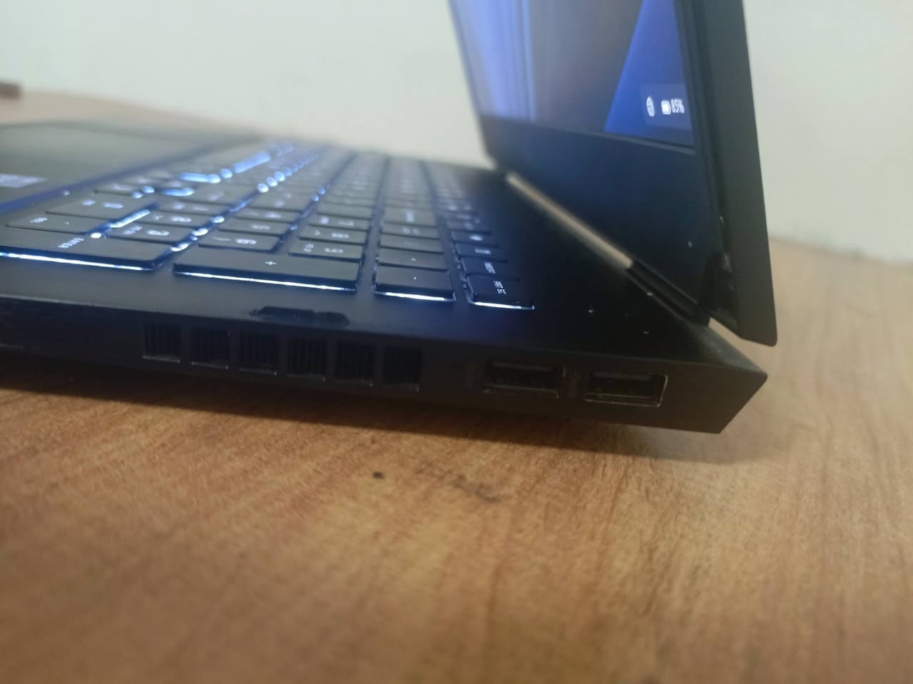 من رخصة الادمن❣️❣️
لابتوب گيمنگ من HP⚡🎮

HP OMEN 16

مواصفات الجهاز:

معالج🧠: Intel i7 11800 فئة H المعالج يجي بـ8 انويه و 16 مسار وبسرعة بوست 4.6Ghz

كرت الشاشة🦾: هو الوحش RTX 3060 والي يجي بـ6GB فيرام GDDR6 

الرامات⚡: يجي برامات 16gb DDR4 Dual channel بسرعة 3200 MHz بتوقيت CL 15

التخزين💾: التخزين هو NVMe 512GB GEN4 من سامسونج وبسرعه قراءه 6900 Mb\s وسرعه كتابة 5000 Mb\s

الشاشة🖥️: تجي بدقة الـfull HD (1920×1080) وبمعدل تحديث 144hz

نظام التشغيل👨🏻‍💻: يأتي بنظام windows 11 Pro مفعل🔓

الملحقات🎁: شاحن بقدرة 230w وجنطه وماوس مكتبي 

الجهاز استعمال قليل ونضيف جدا بس بيه كسر بسيط بإطار الشاشه وطبعا الكسر ما مآثر على الشاشه يعني لا مشاكل بالالوان ولا dead pixels 

السعر: مليون و100 وبيه مجال للشراي 

العنوان: بغداد الشعب حي التجار

للتواصل: *********** فقط واتساب

نص مكتوب في الصور:
- CPU-Z CPU Mainboard Memory SPD Graphics Bench About Processor Name Intel Core i7 11800H intel Code Name Tiger Lake Max TDP 45.0 W CORE Package Socket 1787 FCBGA i7 Technology 10 nm Core VID 1.082 V Specification 11th Gen Intel(R) Core(TM) i7-11800H @ 2.30GHz Family 6 Model D Stepping 1 Ext. Family 6 Ext. Model 8D Revision R0 Instructions MMX, SSE (1, 2, 3, 4.1, 4.2), SSSE3, EM64T, AES, AVX, AVX2, AVX512, FMA3, SHA Clocks (Core #0) Cache Core Speed 4193.07 MHz L1 Data 8 x 48 KBytes 12-way Multiplier x42.0 (8.0 - 46.0) L1 Inst. 8 x 32 KBytes 8-way Bus Speed 99.84 MHz Level 2 8 x 1.25 MBytes 20-way Rated FSB Level 3 24 MBytes 12-way Selection Socket #1 Cores 8 Threads 16 CPU-Z Ver. 2.20.2.x64 Tools Validate Close
- TechPowerUp GPU-Z 2.70.0
- Graphics Card Sensors Advanced Validation
- Name NVIDIA GeForce RTX 3060 Laptop GPU Lookup
- GPU GA106 Revision A1
- Technology 8 nm Die Size 276 mm²
- Release Date Jan 12, 2021 Transistors 12000M
- BIOS Version 94.06.21.00.18
- Subvendor HP Device ID 10DE 2520 - 103C 88F4
- ROPs/TMUs 48 / 120 Bus Interface PCIe x16 4.0 @ x8 1.1 ?
- Shaders 3840 Unified DirectX Support 12 (12_2)
- Pixel Fillrate 68.4 GPixel/s Texture Fillrate 171.0 GTexel/s
- Memory Type GDDR6 (Samsung) Bus Width 192 bit
- Memory Size 6144 MB Bandwidth 336.0 GB/s
- Driver Version 32.0.15.9649 (NVIDIA 596.49) / Win11 64
- Driver Date May 05, 2026 Digital Signature WHQL
- GPU Clock 900 MHz Memory 1750 MHz Boost 1425 MHz
- Default Clock 900 MHz Memory 1750 MHz Boost 1425 MHz
- NVIDIA SLI Disabled Resizable BAR Enabled
- Computing OpenCL CUDA DirectCompute DirectML
- Technologies Vulkan Ray Tracing PhysX OpenGL 4.6
- NVIDIA GeForce RTX 3060 Laptop GPU Close