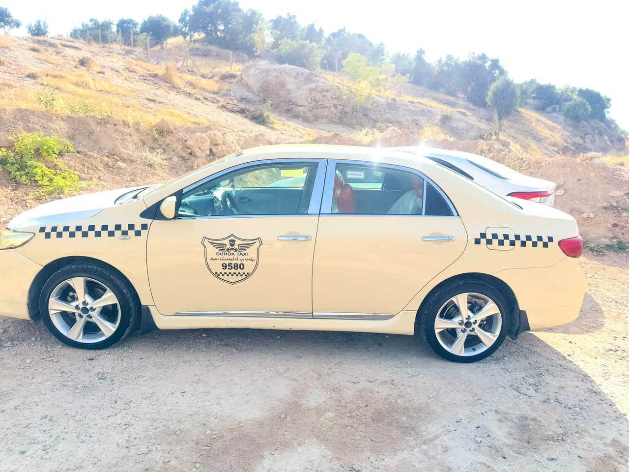 تكسى كوردستان ٢٠١٣
سياره گه له ك پاقژه گيرو مه كينه و تبريد و خر تشت شرت 
سبغا وى من يا نيشان كرى جاملوغى پشتى دوو بوست سبغن بى داخلي سعر ١٤٨ غرامه ٨ وه ره قه يل سعر دى سعرى هينه خار 
***********
