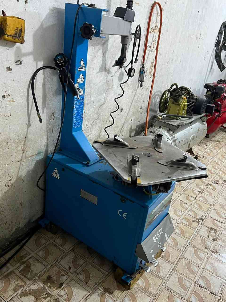 السلام عليكم ***********
محل بنجر جاهز غراض نضيفه للبيع 
خالعه سيكام 512 تركي جديدة 
كمبريسرعدد2  300 لتر الماني كهرباء + 
كمبريسر 200 تركي شغال بانزين  كيجات عدد 4
جك 5 طن الماني   درين اصلي + سكيورة كوسرة تايرات
عارضة +رفوف عدد 3+رف صباين وعدة كاملة ركع فتايل 
صوندات كاملة حوض ماء تايرات مستخده تايرات دراجة جديد 
المكان. النجف. ***********
