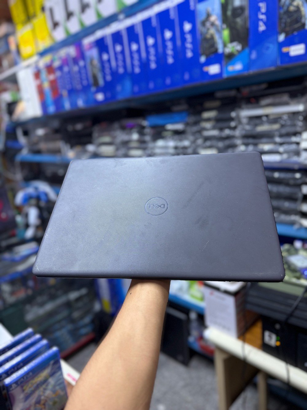 لابتوب دل كوراي 7 جيل 11 رام 8G ذاكره 500G كارت الشاشه مدمج 4G العنوان بابل الحله شارع المكتبات مدخل سوق هرج مؤسسة وتسجيلات حيدر وتوت السعر 400 وبيها مجال ***********
شنو اسم/موديل اللابتوب بالضبط؟ ظاهر بالصورة Dell Vostro 3500، إذا أكو اسم أدق ثبّته حتى يكون الإعلان أوضح.: 
Dell vosteo 3500
الحالة شلون؟ بيه خدوش أو ضربات أو أي ملاحظات على البطارية أو الشاحن؟: 
 لا يوجد
هل الشاشة عادية لو لمس، وشكد حجمها تقريباً؟: 
عادي ليش لمس 
شنو وضع البطارية والملحقات: يجي ويا شاحن أصلي أو فقط اللابتوب؟: 
شاحن اصلي وجنطه 
تحب يكون الاستلام من بابل/الحلة فقط لو متوفر توصيل؟ وإذا أكو توصيل شكد كلفته؟: 
بس بابل الحله