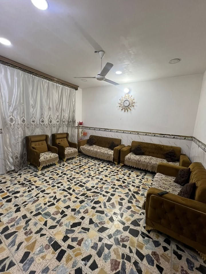 السلام عليكم
للبيع بيت زراعي في الشعب
مساحة ١٥٠ متر
١٠ الواجهة 
١٥ النزال
طابقين يحتوي على ٤ غرف نوم و٣ صحيات داخلية وخارجية 
مطبخ حار وبارد 
استقبال 
للاستفسار ***********
