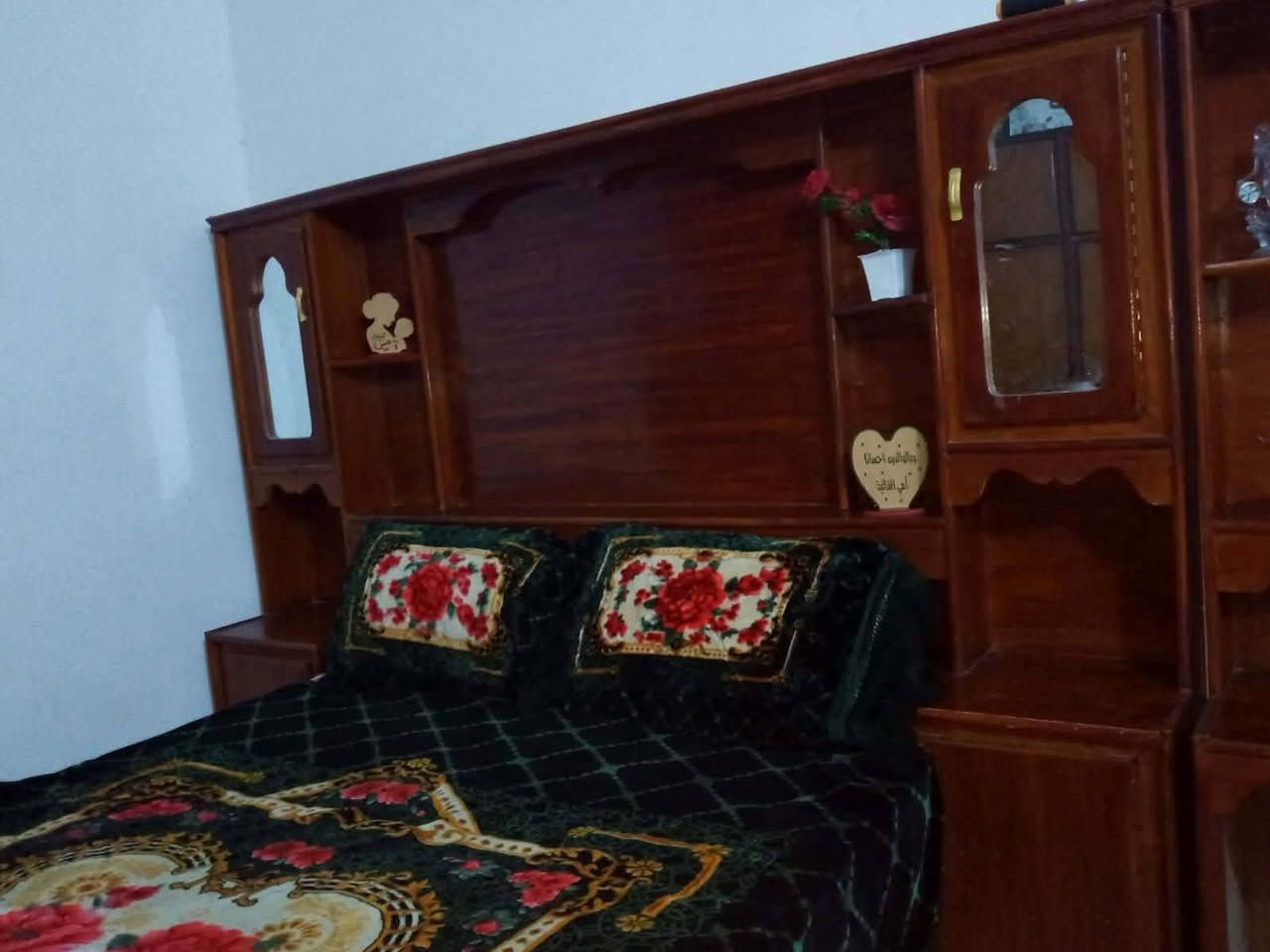 السلام عليكم غرفه للبيع عنوان طريق المدينه السياحيه قرب محطه خزرجي ***********سعر 500 وبيهه مجال

