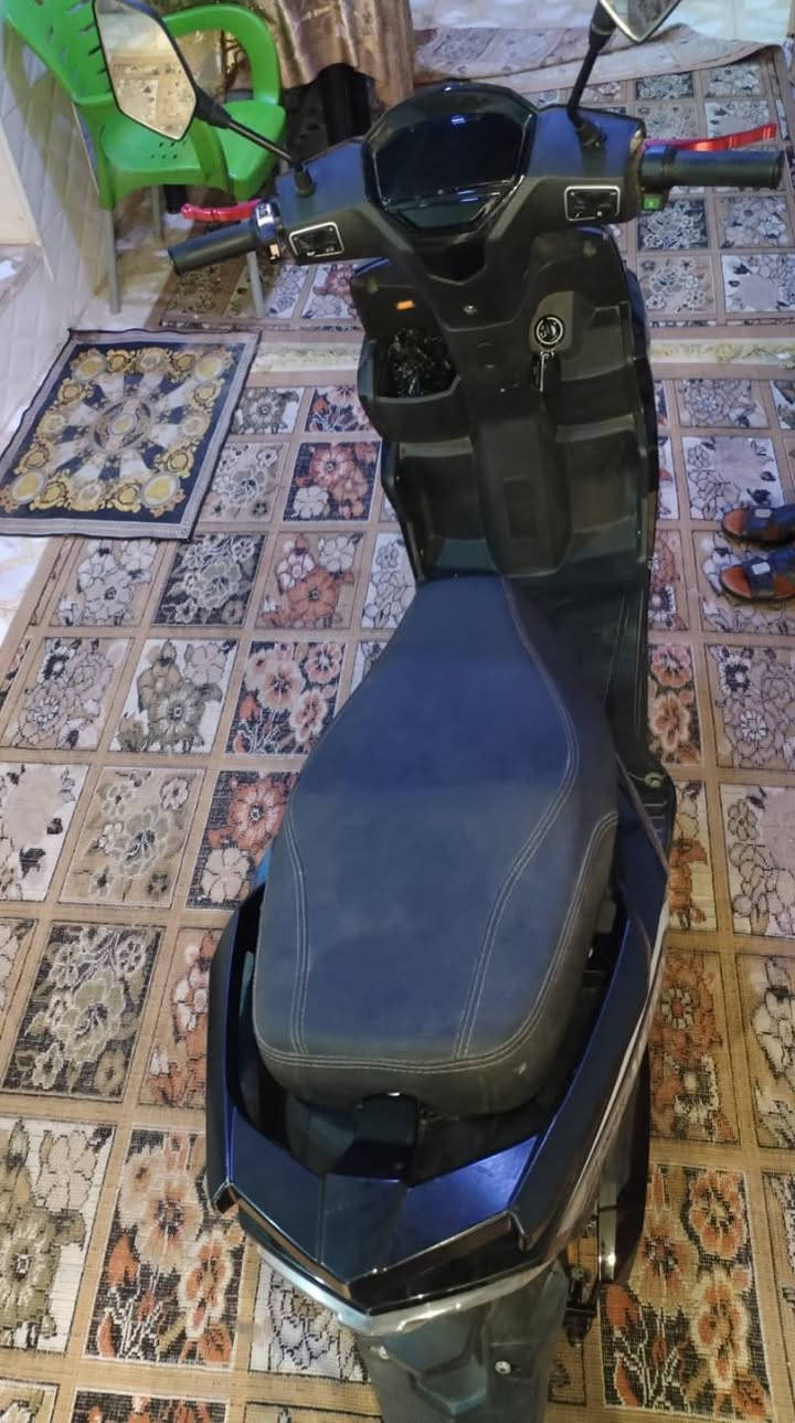 السلام عليكم دراجه كهربائيه للبيع ABRسبورت نوعها سكنس تعمل ب6بطاريات سرعتها 90بيها ثلاث سرعات شاحنه كهربائيه اصلية مال شركه تشغيلها ب مفتاح وبصمه وتحتوي على MB3نظام صوت بلوتوث تصميم سبورت رياضي انارات اماميه عالي وناصي دراجه موضحه بصوره وشرط الفحص مشتريها ب مليون وربع من شركه واريد ابيعها بسعر970وبيها مجال العنوان: النجف الأشرف شارع المدينه قرب مطعم ابوجلال 
رقم المبايل: ***********
