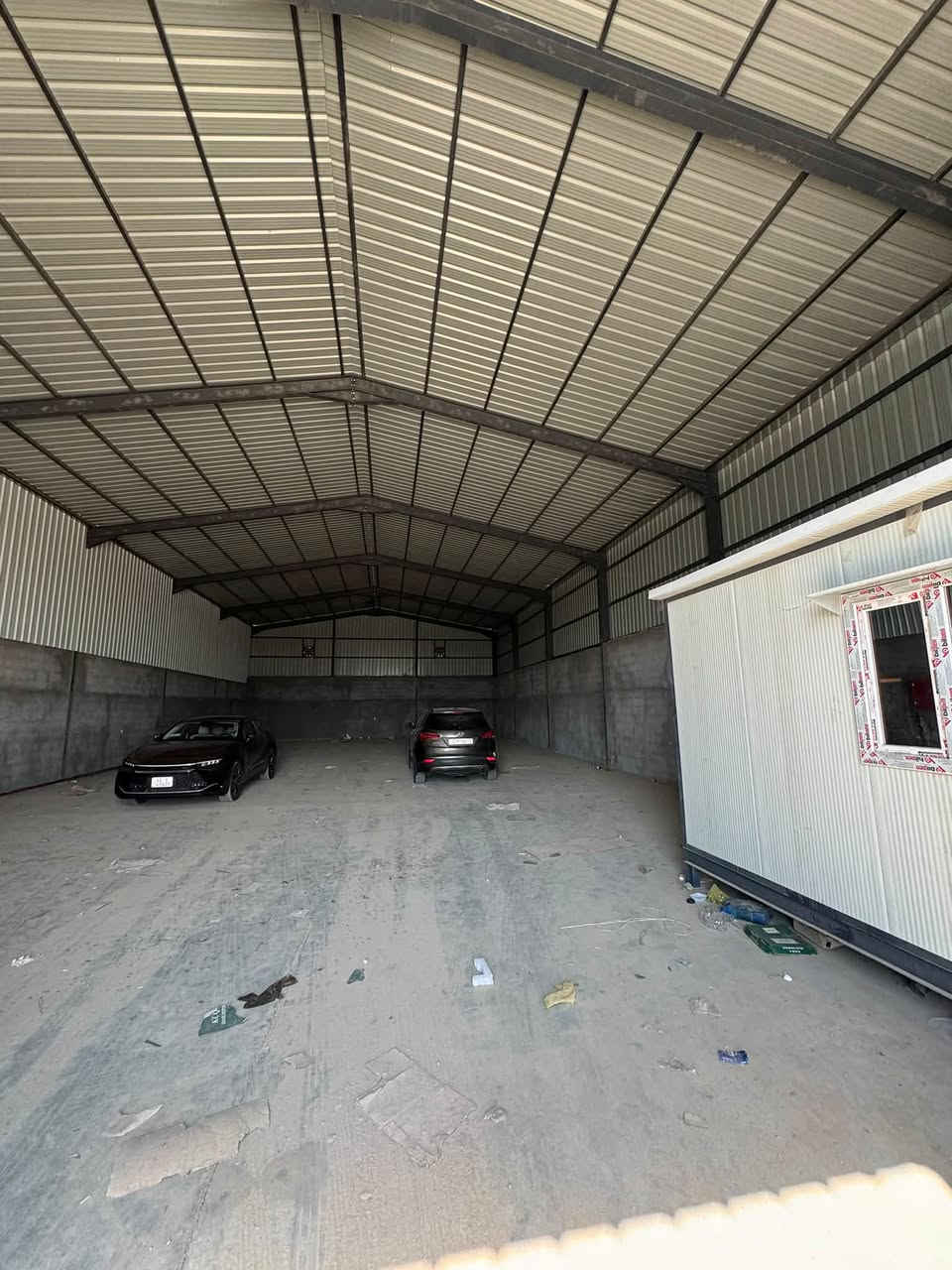 السلام عليكم يتوفر جملون للإيجار المساحه 400م يحتوي على منظومه إطفاء +كهرباء+ماء 
🔴العنوان الصويره مجاور المعهد التقني 
اتصال ***********
