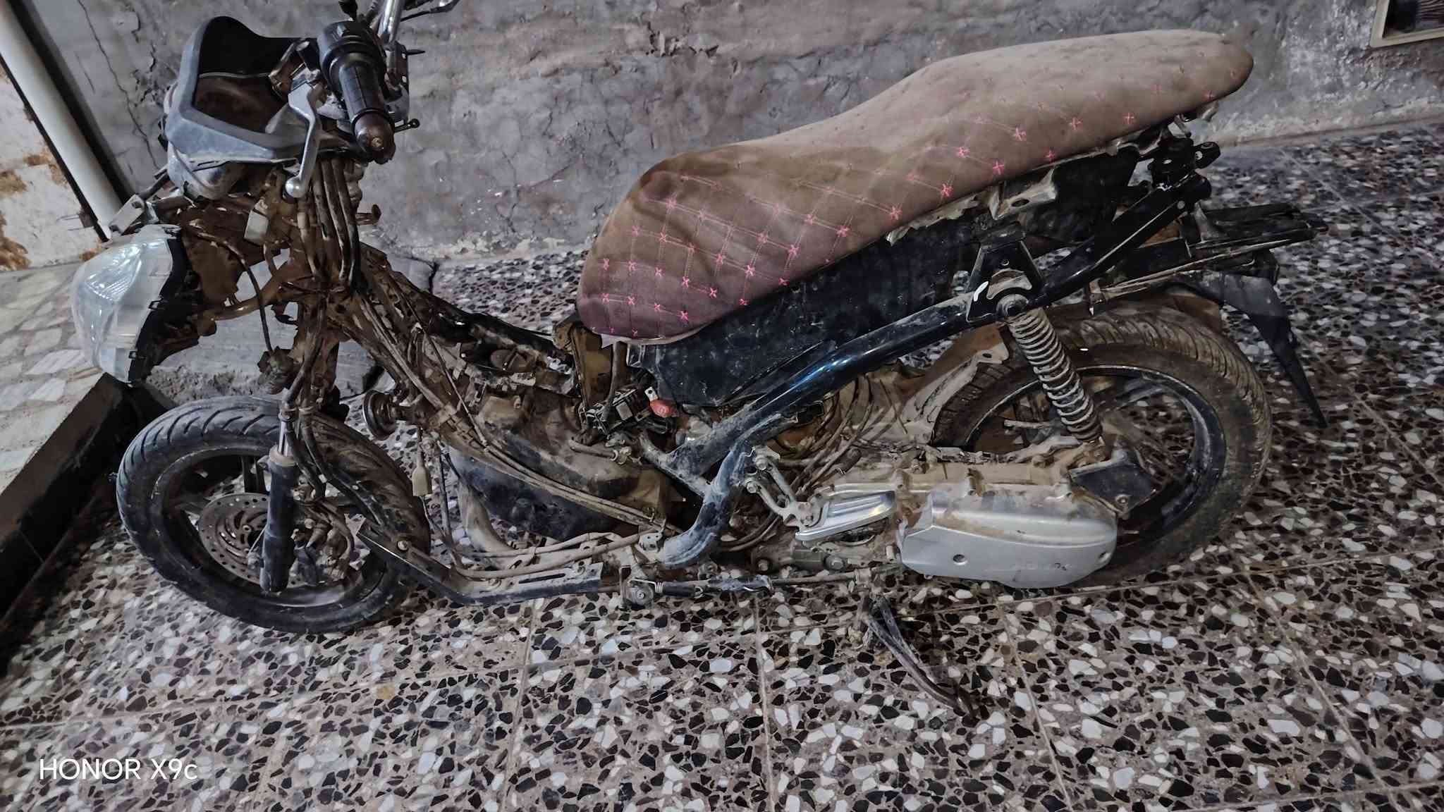 يهه السلام عليكم Pcx جيل ثاني ابيع كوم حديد دراجه طافيه كفرات كامله اكو كم كفر امفطر 700 وبيهه مجال

نص مكتوب في الصور:
- HONOR X9c