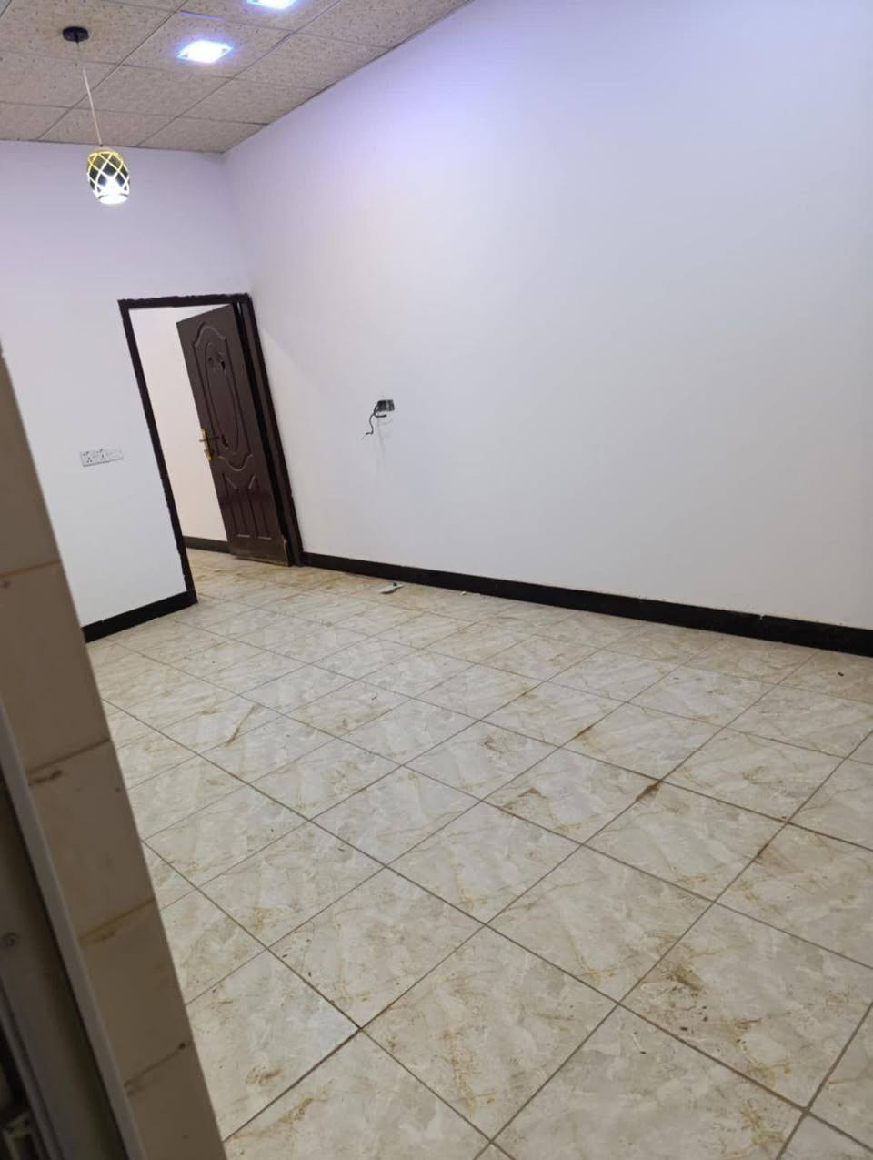 بيت للبيع  بشارع مطار الجديد المساحه 50 متر يحتوي على غرفه وصاله وصحيات ومكشوفه السعر 18مع المجال البيت مقابل المطار وأكثر من 50متر بل 65 متر بس بلمكاتبه مكتوب 50
***********
