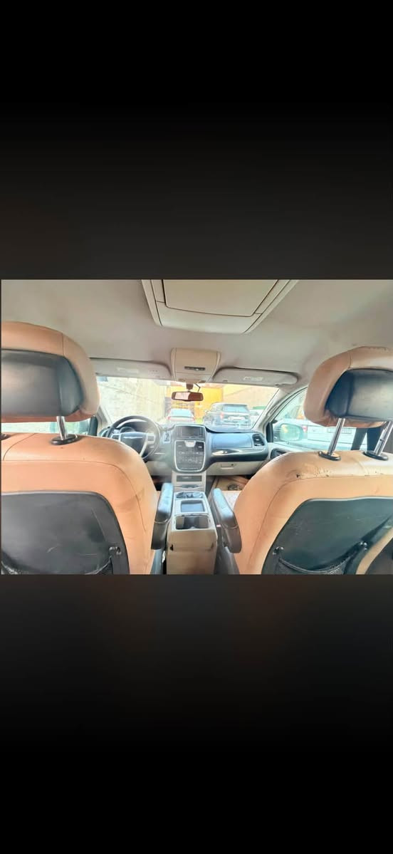 🚗 كرايسلر كرفان موديل 2011 للبيع 🚗
السلام عليكم اخوان، للبيع سيارة كرايسلر كرفان موديل 2011
 بحالة ممتازة وجاهزة للاستخدام.
تفاصيل السيارة:
 الموديل: 2011
 المحرك والكير: 3600 تخم تاير جديد
 المسافة المقطوعة: 150 ألف ميل
 الرقم والأوراق: رقم بغداد والسنوية جاهزة
 اللون: أبيض
 الداخلية: مقاعد جلد ونظيفة جداً
 المواصفات: تحكم ستيرن، تكييف ، شاشة، كراسي مريحة (بدون فتحة سقف)
 الضرر: فقط الموضح بالصور (شغلات بسيطة ودعامية) والضرر صار داخل العراق  
 💰 السعر: 110 وبيها مجال 
 📍 المكان: بغداد
 📞 للتواصل ***********
