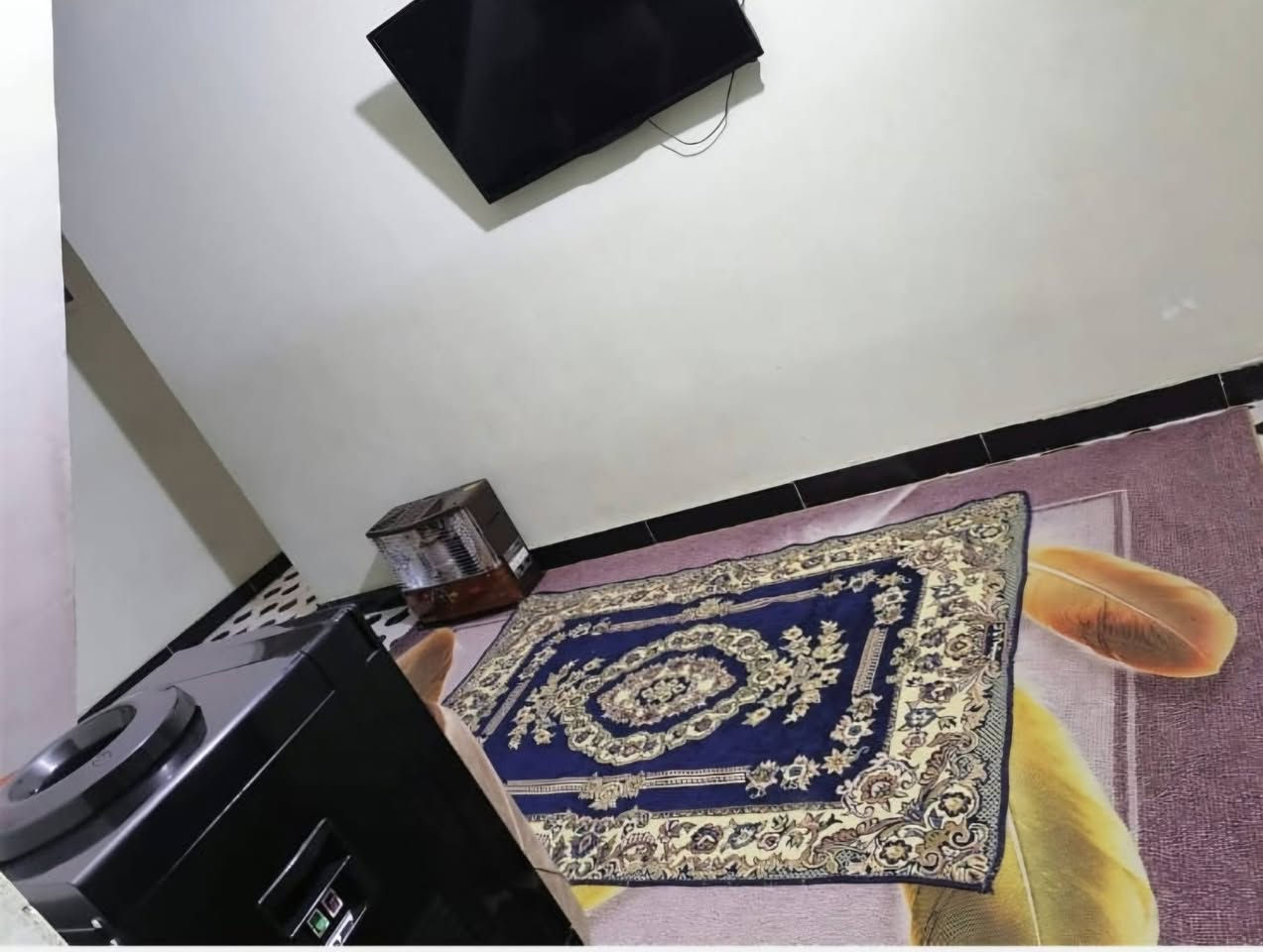 السلام عليكم  بيت خلفي المساحة ٩٦ واقع حال ١٠٠ متر   في منطقة الشعب حي العقاري قرب مدرسة التربية يتكون البيت من مدخل ترك  واستقبال وصالة ومطبخ وصحيات والطابق الثاني ٣ غرف نوم وصحيات بيت بناء جديد ونضيف  التواصل ***********
