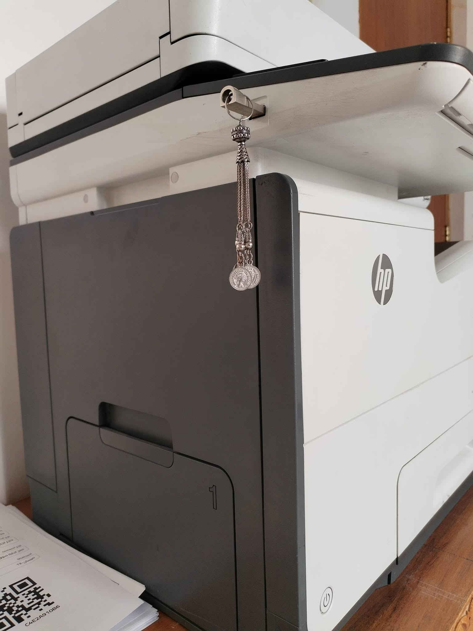 طابعه hp586  نضيفه كلش و مرتبه و سعره كلش مناسب عداده 34 الف صفحه وياه سيت حبر  استخدام شخصي  و ما مستخدمه  سعره 750 و النضافه كدامك صورته من كل مكان  واتساب ***********
