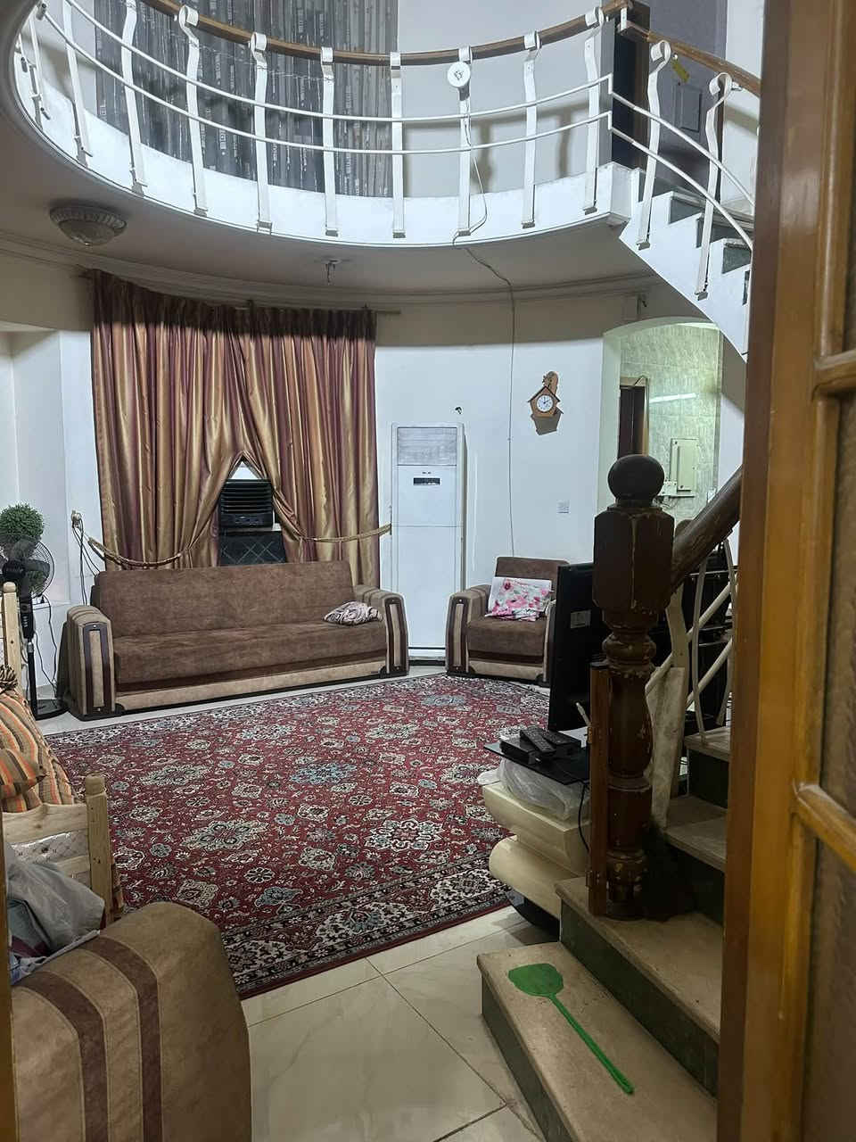 بيت للبيع ***********
الغزالية شارع أسواق الزاوية 
مربع ديوان الرئاسة

مساحة ٣٠٠ ١٥×٢٠ بمساحة اقل

٤ غرف نوم والخامسة سويت

الطابق الأرضي مطبخ حار بارد غرفة غسيل مخزن الكاونتر بناء مرمر

صاله دائرية

غرفة خطار وطعام تواليت شرقي غربي

غرفة نوم ارضيه

تواليت شرقي

حمام + تواليت غربي

مناور عدد ٢

الطابق الثاني ٤ غرف نوم مختلفة القياسات

وغرفة سويت حمام متكامل بانيو مع غربي

مع حمام إضافي بانيو مع غربي

مخزن  عدد ٢

البيت اي مخالفة قانونية او تجاوز على الرصيف ماكو

ومن المالك مباشرة

اعتذر عن الرد بالتعليقات او الخاص
