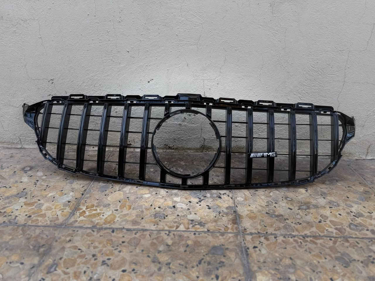 للبيع
هاي الشبكة مال *مرسيدس AMG GT Style - Panamericana Grill* 

*تركب على هاي الفئات كـ "ترقية شكل"😗
1. *C-Class* : W205 من 2015 الى 2021 
2. *E-Class* : W213 من 2017 الى 2020 
3. *CLA* : C117 و C118 من 2014 الى 2023
4. *A-Class* : W176 و W177 من 2013 الى 2023
5. *GLC* : X253 من 2016 الى 2022

*ملاحظة مهمة*: هي مو شبكة وكالة نازلة ويه السيارة. هاي "تعديل" ستايل AMG GT/R يبدلوها مكان الشبكة الاصلية حتى ينطون للسيارة شكل رياضي اكثر.

من الصورة تبين *لون اسود بيانو + خطوط عمودية* وهذا اكثر شي ينباع لفئة C-Class W205 و E-Class W213.
السعر 225 اللف العنوان بغداد 
***********

