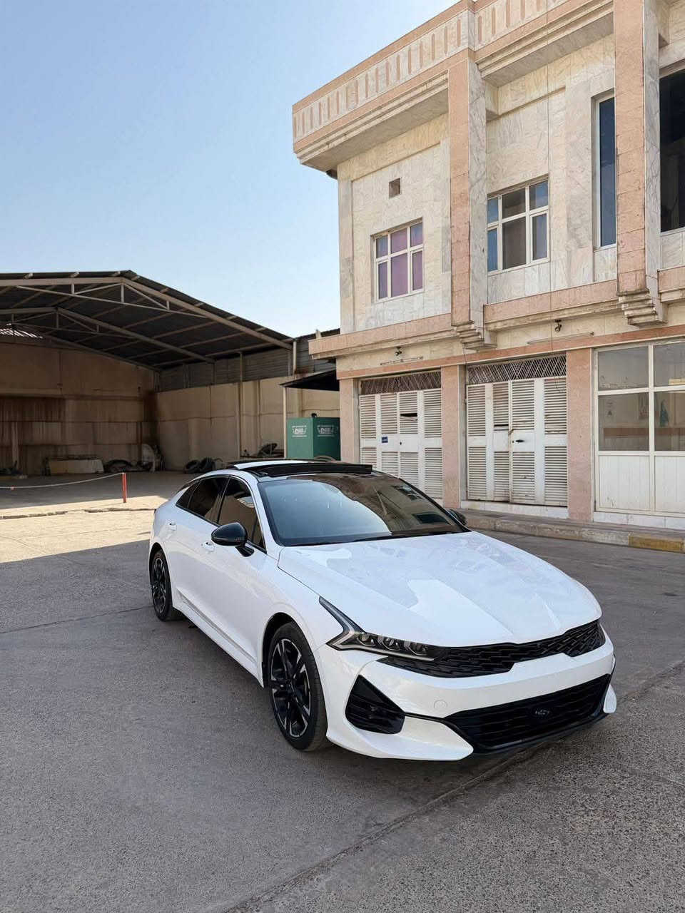 كي 5 موديل 2025 مواصفات جي تي 
مواصفات السياره،،،،
بانوراما والسقف 
تحديد مسار الشارع 
كروس لتثبيت سرعه الشارع 
لايت ال اي ديزنو 
كشافات امامي ضباب 
اوتو هولد اوتو بارك 
شاشه اعطال السياره 
شاشه جي بي اس ملاحه 
كاميرا خلفيه دواره 
نظام ايكو سبورت نورمال 
شاحن وايرلس 
هاند بريك بصمه 
ويلكم كروم حجم 18 انش 
بشاير بالامرايات الجانبيه 
تحكمات ستير 
توقف ذاتي طوارئ 
تبريد تكييف الهواء مركزيه امامي خلفي 
كشنات جلد،،،كشن كهربائي السائق،،،
🍂🍂🍂🍂
وبعد بيها مواصفات 
المحرك والجير بحاله ممتازه 
الاستفسار اتصال هاتفي مباشر 
***********
وتساب فايبر دهوك, العراق
