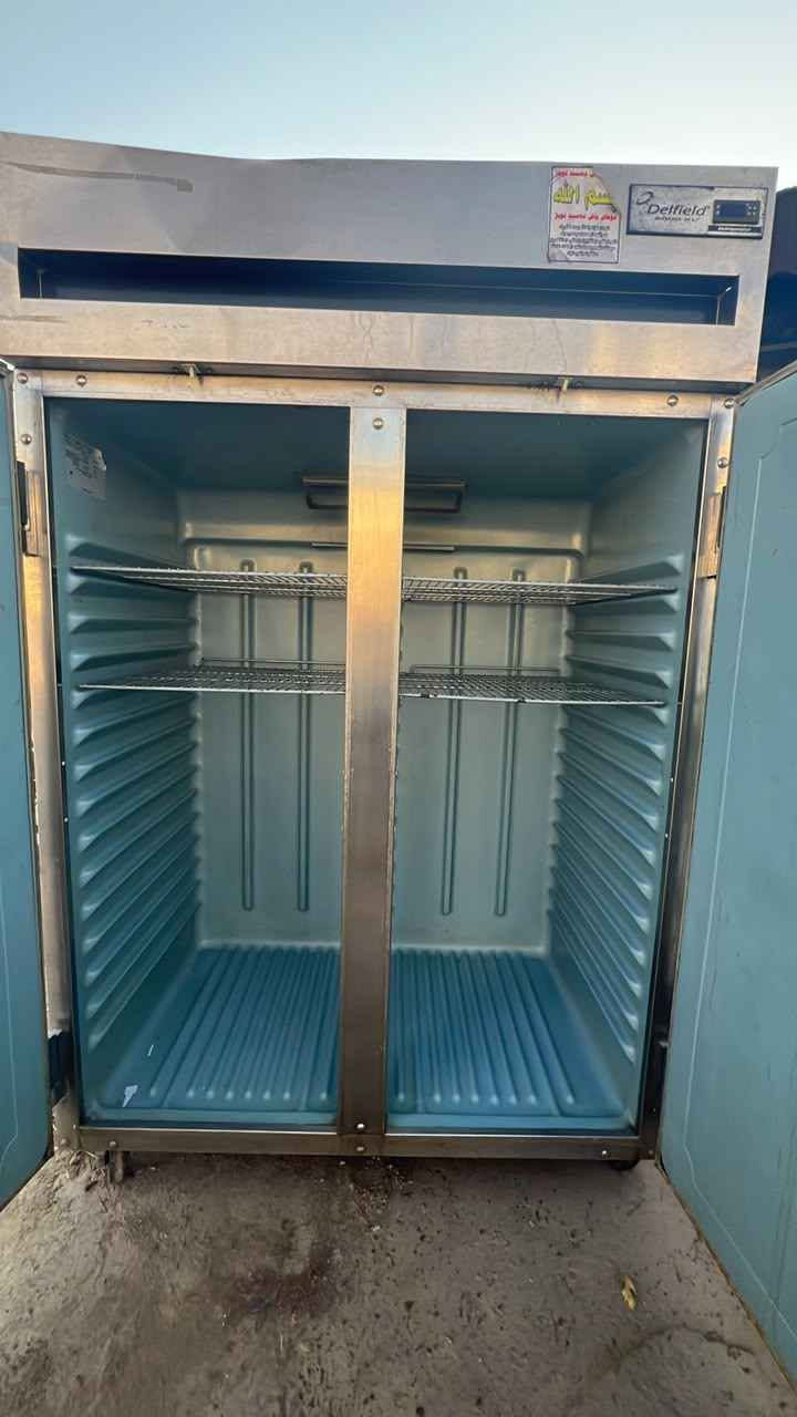 سەلاجەی پیشەسازی ئەمریکی ئەسڵ (Delfield) بۆ فرۆشتن مارکە و مۆدێل: Delfield 6051XL-S (دروستکراوی ئەمریکا 🇺🇸)کارەبا: ٢٢٠ ڤۆڵت (سیستەمی فەرمی کارەبای خۆمان، پێویستی بە تڕانس نییە).قەبارە: دوو دەرگای گەورەی ستانلێس ستیل، ناوەوەی زۆر فراوان و پاکە.جۆری غاز: R-404A (سیستەمی ساردکردنەوەی زۆر بەهێز).زۆر گونجاوە بۆ چێشتخانە (مطعم)، مارکێت، کافترییا یان کۆگای خۆراک.تێبینی: [به شه رتي كار كردن زه ماني يه ك مانكي له كه له ].شوێن: [شوێن هه ولير زانكؤ]ژمارەی تەلەفۆن: [***********]***********////////*********** أربيل, العراق
