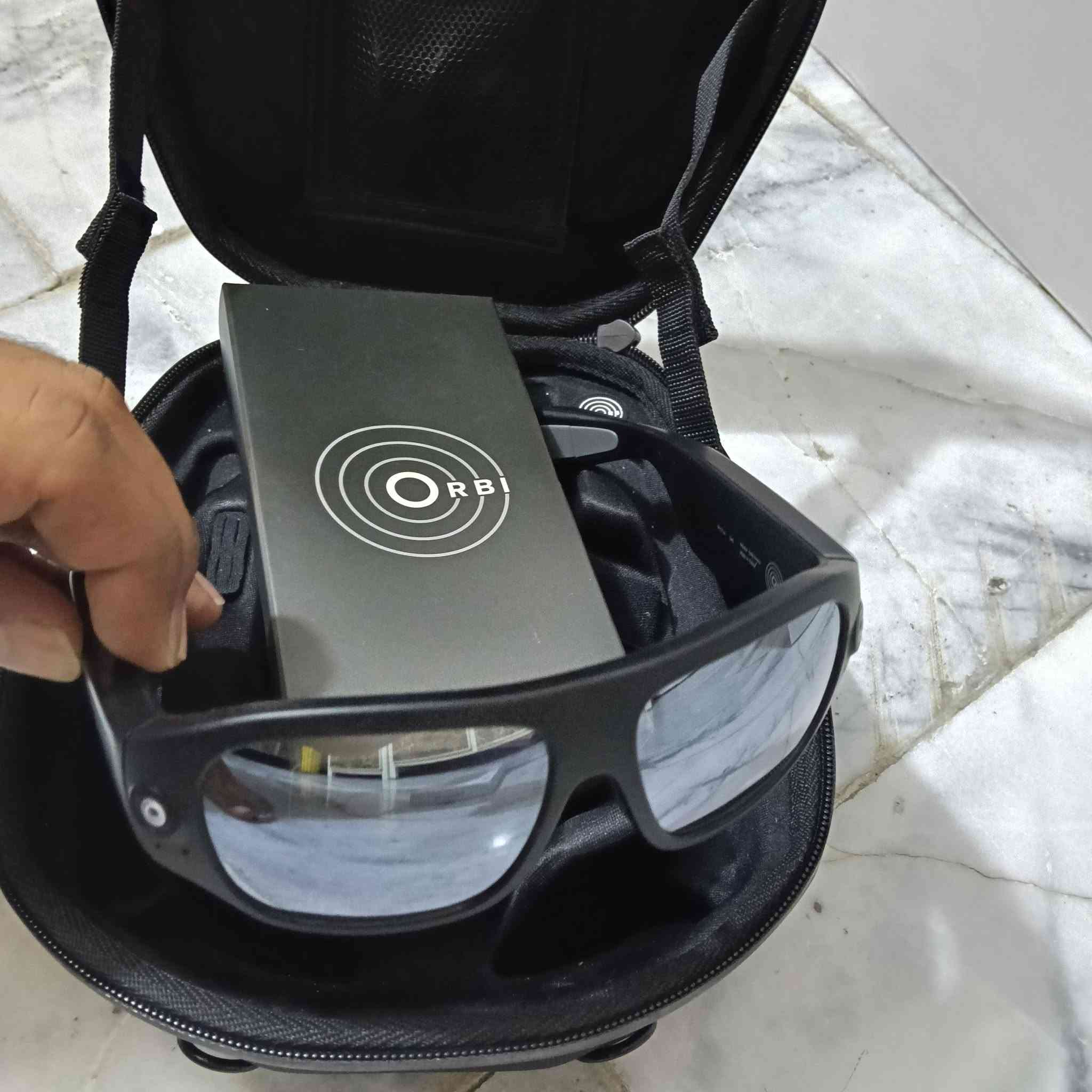للبيع: نظارة Orbi Prime الذكية لتصوير 360 درجة بدقة 4K 🎥🕶️
لعشاق التميز، صناع المحتوى، والرياضيين.. متوفرة الآن نظارة Orbi Prime الذكية الأصلية بحالة ممتازة ونظيفة جداً.

لماذا هذه النظارة مميزة؟

تصوير محيطي كامل: تحتوي على 4 كاميرات مدمجة بزوايا مختلفة لتسجيل فيديو 360 درجة حقيقي دون الحاجة لاستخدام يديك.

دقة عالية: تدعم تصوير الفيديو بجودة 4K لتفاصيل فائقة الوضوح.

تكامل مع الهاتف: ترتبط بتطبيق الموبايل لمشاهدة وتعديل ومشاركة الفيديوهات مباشرة.

تصميم مريح ومتين: مثالية للرحلات، السياحة، قيادة الدراجات، والتوثيق اليومي.

📦 الحالة والملحقات:

الجهاز نظيف جداً وبحالة الوكالة (نفس الصور).

تأتي مع حقيبة الحفظ الأصلية الفاخرة المضادة للصدمات وعلبتها الخاصة.

📍 الموقع: [بغداد - الشعب]
💰 السعر: [150 الف] 
📞 للتواصل والاستفسار: أرسل رسالة خاصة أو واتساب على الرقم ***********
