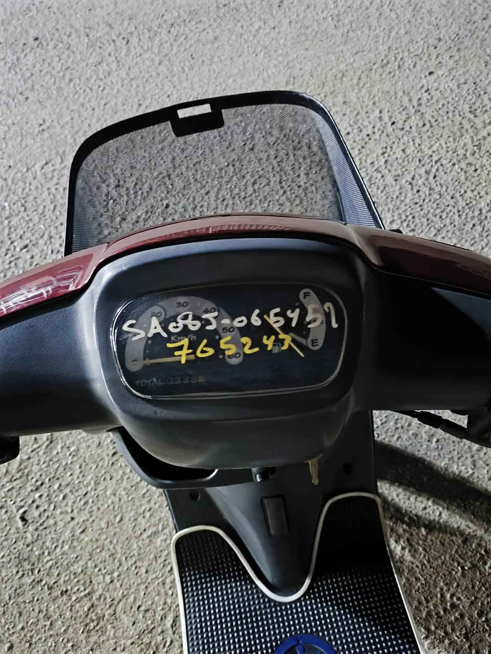 🛵 للبيع | منغولي   ياباني أصلي 
دراجة ياماها  وارد يابان، نظيفة حاويه  وجاهزة للاستخدام اليومي، اقتصادية بالوقود برغي مامفتوح بل مكينه .
المواصفات:
✅ الماركة: Yamaha (منغولي )
✅ الموديل: (Aprio (2003 
✅ بلد المنشأ: اليابان
✅ المحرك: 60cc ثنائي الأشواط (2T)
✅ تبريد هوائي
✅ تشغيل سلف وهندر 
✅ ناقل حركة أوتوماتيك (CVT)
✅ فرامل أمامية وخلفية
✅ استهلاك وقود اقتصادي جداً
✅ خفيفة وسهلة القيادة
✅ مساحة تخزين أمامية
✅ حامل خلفي
الحالة:
✔️ المحرك يشتغل بسلاسة. دراجه حاويه جديدة ابلديه بل كامل  برغي ما مفتوحه بيها 
✔️ الهيكل مرتب جديد وكاله .
✔️ الإنارة والإشارات تعمل.
✔️ الإطارات بحالة جديده 
✔️ جاهزة للاستخدام مباشرة.
💰 السعر: (900) 📍 الموقع: (كربلاء) 📞 للاستفسار: (***********)
