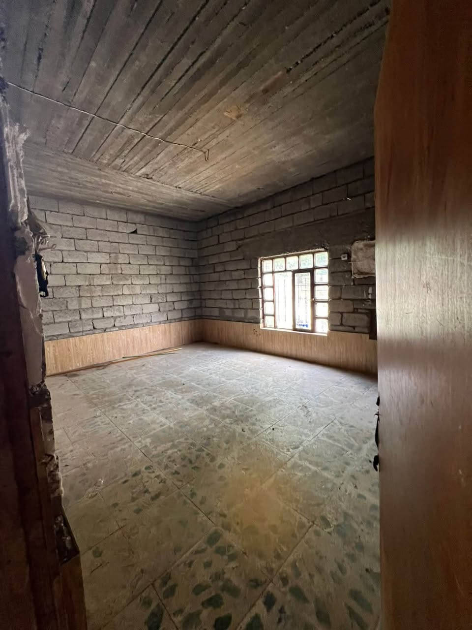 السلام عليكم
يوجد بيت للبيع 

طابو زراعي شرط التحويل 

يتكون البيت من غرف نوم عدد ٢  وصاله مجمع صحيات 
وربعه 
المساحه الكليه ٤٥٠ متر 
بيت كامل فقط يحتاج جص 
المكان راقي جداً فلكة الشيبان شارع البورصه 
السعر بلاش بلاش
٥٨ مليون وبي مجال 
***********
