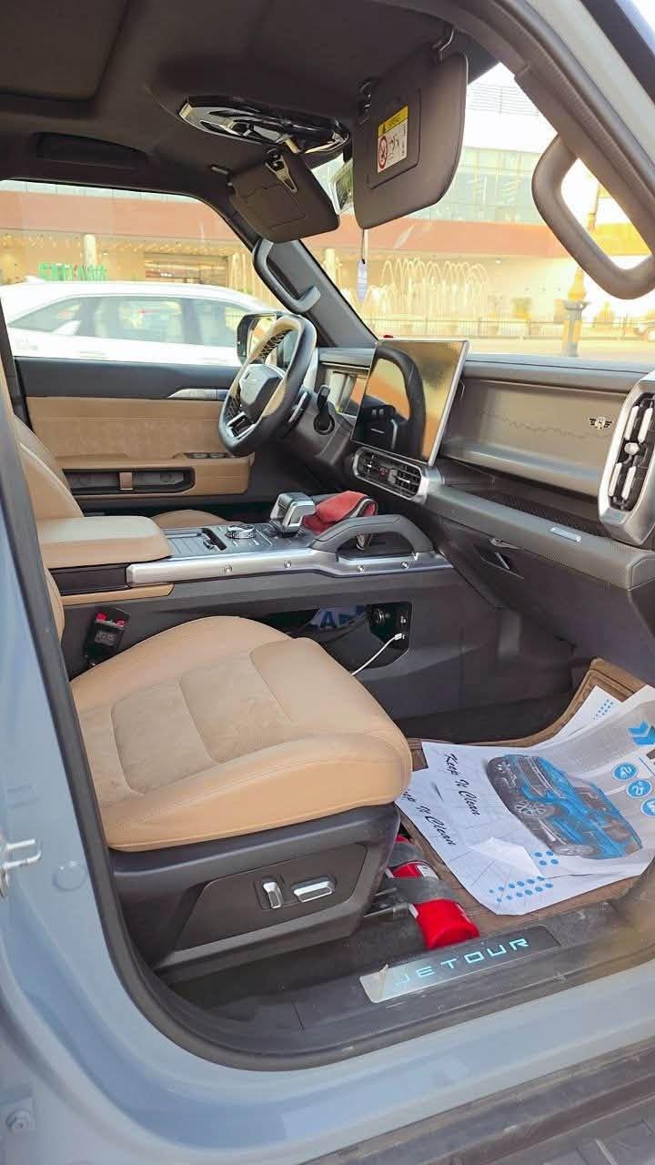 جيتورjetour T2 2025 luxury كفالة عامة 
ماشية 31 الف …السعر 238 ورقة مع مجال بسيط
للاستفسار الاتصال ***********

المحرك: محرك 2.0 لتر تيربو 4 سلندر حقن مباشر
نظام الدفع : دفع رباعي AWD متطور من BorgWarner
• كاميرات محيطية 540 درجة
• رادار تفاعلي
• نظام التحذير من التصادم الأمامي و الخلفي
• نظام تحذير مغادرة المسرب
• نظام المساعدة للبقاء في المسرب
• نظام القيادة شبه الذاتية
• نظام مراقبة النقطة العمياء 
• نظام الكبح التلقائي في حالة الطوارئ
• حساسات اصطفاف أمامية وخلفية
• نظام الفرامل اليديوية الأوتوماتيكي (Autohold)
• ماسحات الزجاج الامامي مع حساس تلقائي للمطر
• 6 وسائد هوائية امامية وجانبية عدد
• نظام المكابح المانعة للانغلاق ABS
• نظام التحكم بالثبات ESC
• نظام التحكم بنزول المنحدرات
• نظام مساعد لصعود المرتفعات
المواصفات الداخلية والخارجية:
• شاشة عرض ترفيهية قياس 15.6 إنش 
• شاشة عرض معلومات القيادة قياس 10.25 إنش 
• نظام ابل كاربلاي واندرويد اوتو 
• نظام صوتي فاخر 12 سماعة نوع SONY
• نظام أوامر وتحكم صوتي
• فتحة سقف بانوراما 
• مقصورة الركاب من الجلد الفاخر
• مقعد السائق والراكب تبريد
• مقعد السائق والراكب كهربائي
• مقعد السائق والراكب مزود بذاكرة لحفظ 3 وضعيات الجلوس 
• إنارة محيطية مع إضاءة ترحيبية 
• نظام تقليل الضجيج داخل المقصورة النشط
• شاحن هاتف لاسلكي سريع
• الأضواء الأمامية والخلفية أوتوماتيكية ليد (LED)
• نظام التحكم الذكي بالإنارة العالية
• مرايا خارجية قابلة للطي كهربائياً
• ويل الالمنيوم قياس 20 إنش 
• نظام الدخول الذكي (بصمة)
• قفل/فتح النوافذ والبانوراما بالبصمة
• مسند الذراع الوسطي مع ثلاجة
• باب الصندوق شفط وبصمة
• وضعيات قيادة متعددة للطرق الوعرة
• دوسات جانبية
