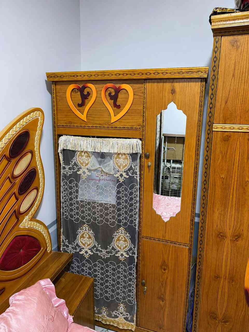 السلام عليكم 
غرفة نوم عراقيه استعمال قليل الغرفه جديده وماعايزه شي بس الجامه الي بلكنتور بيها بيها فطر قيم بليرضي الله واخذها مكاني نجف 
***********
