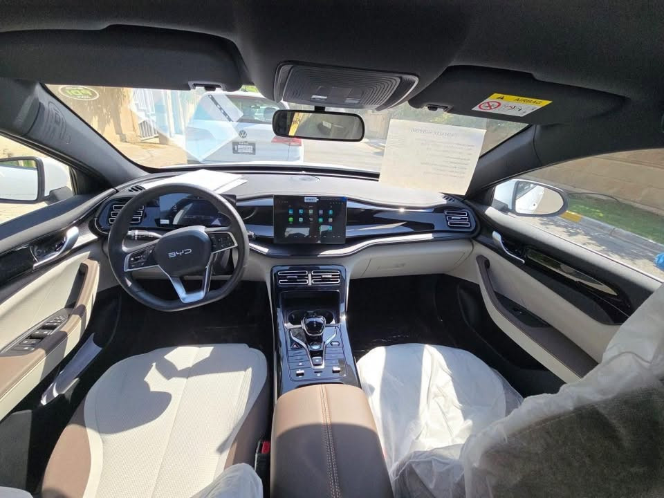 بي واي دي كن بلاس 2026 زيرو زيرو
BYD Qin Plus Hybrid y

السعر : جوة السوك اتصل ***********

خليجي ضمان وكالة NAT العراق

6 سنوات ضمان على السيارة.

8 سنوات ضمان على البطارية.

المواصفات:

محرك بنزين + هايبرد اقتصادي وعالي الكفاءة.

بصمتان ذكيتان مع تشغيل عن بُعد.

مقاعد جلد فاخرة بلونين (أبيض وجوزي).

شاشة وسطية دوارة.

عداد ديجيتال بالكامل.

نحكم بالمقود من الجهتين.

كاميرا خلفية.

حساسات ركن.

داخلية مطعمة بديكورات Piano Black الفاخرة.

أنظمة قيادة وأمان متكاملة.

.(Drive Mode) أوضاع قيادة متعددة

.Auto Hold اوتو

.(Traction Control) مانع انزلاق

هاند بريك كهربائي.

مساعد صوتي يدعم اللغة العربية.

نبريد أمامي بقوتين (Stage 2).

مصابيح أمامية زينون.

مصابيح خلفية LED.
رقم بغداد مميز

ملحقات الوكالة كاملة مع السبير وطفاية وشاحنة وجنطه طبابة مكان السياره بغداد حي جهاد 

رقم موبايل ***********
