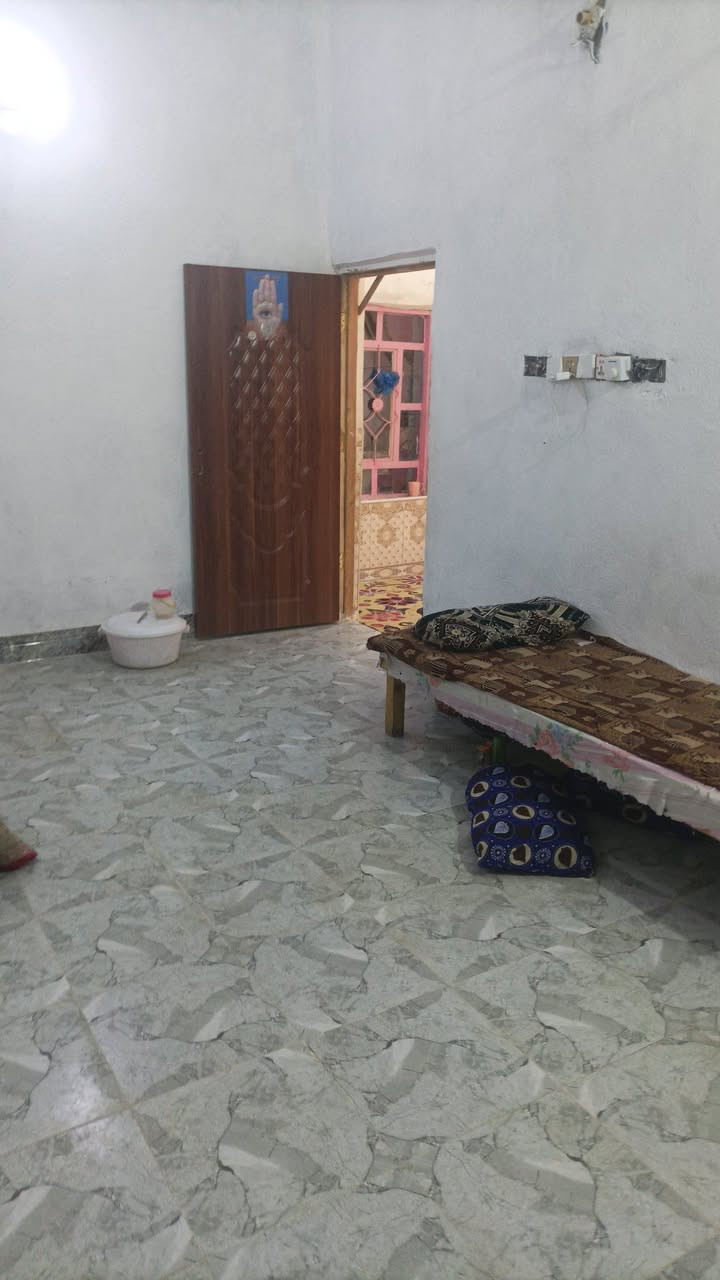 المساحه 270 متر  
💰 السعر: 70 مليون (قابل للتفاوض)
🏗️ البناء: بلوك 
مواصفات البيت:
✅ غرفة نوم 3 🛏️
✅ أستقبال 
✅ صالة 🛋️
✅ مطبخ 🍽️
✅ صحيات 🚿
✅مخزن صغير 
الخدمات المتوفرة:
🔹 ماء 💧
🔹 كهرباء ⚡
🔹 شوارع مقرنص   🚗
🔹 مدارس قريبة 🏫
🔹أنترنيت ضوئي 
🔹 خط مولده 
📍 الموقع: النجف – الرضويه ، شارع التركمان وتنزل
قرب شارع 60
📞 للتواصل: ***********
