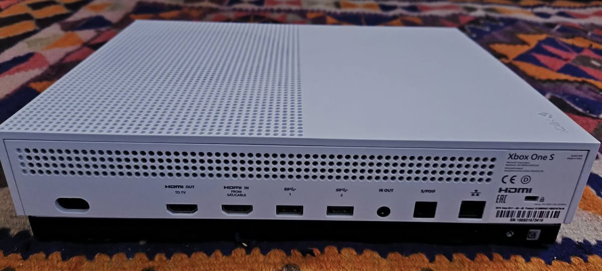 السلام عليكم اكس بوكس ون اس 500 قيقا جديد لوك ستكر بيه كيم باس ومحمل لعبتين بيه جهاز نضيف كلشش با 160 وبيه مجال رقمي *********** 
مكاني ابو دشير موجود توصيل
