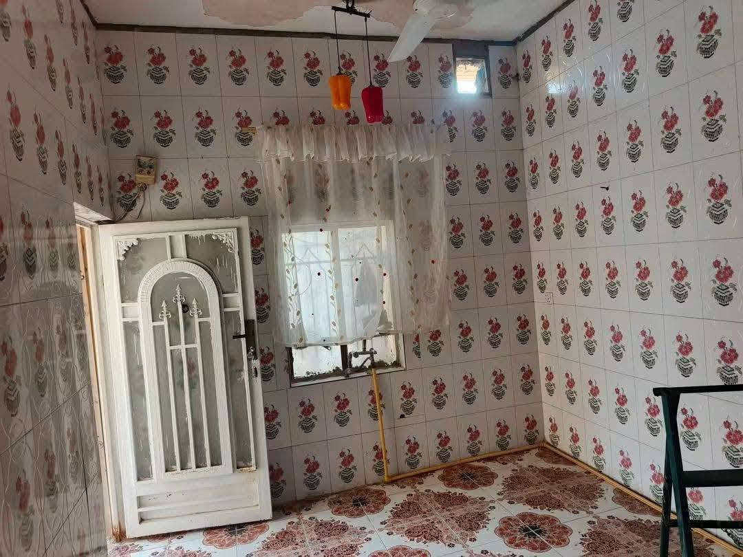 مشتمل للبيع ١٠٠م مربع
حي الحكيم شارع عميد جادر طابقين يتكون من استقبال مطبخ وهول وثلاث غرف نوم السعر ٣٨ وبيه مجال للاتصال ***********
علما بأن البيت فارغ حاليا
