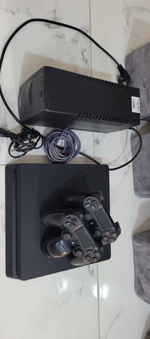 بلي فور مهكر نضام قرص البلي نضيف نضافه 90% ذاكره500 او ما مفتوح كلشي مابي ويا يو بي اس  جديد يطول 25 دقيقة ويا كيبلات كاملة او جوستكات ثنين تجاريات بس نوعيه زينه كربلاء فقط السعر 340 او بي مجال بسيط 
 ماعدي توصيل راسل خاص او واتساب ***********
