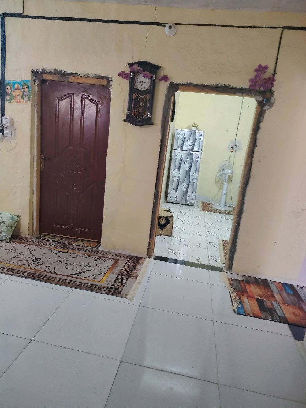 بيت بتجاوز البيع سعر 16
وين موقع البيت بالضبط؟ بأي منطقة/حي الكوثر    وبأ  محافظة،  سماوه قضاءالخضر  وقريب من شنو حتى يفيد المشترين؟: 
بحي الكوثر تجاوز 
شكد مساحة الأرض والبناء؟ وكم عدد الغرف والصالة/المجلس والمطبخ والحمّامات بيه؟: 
مساحه 200