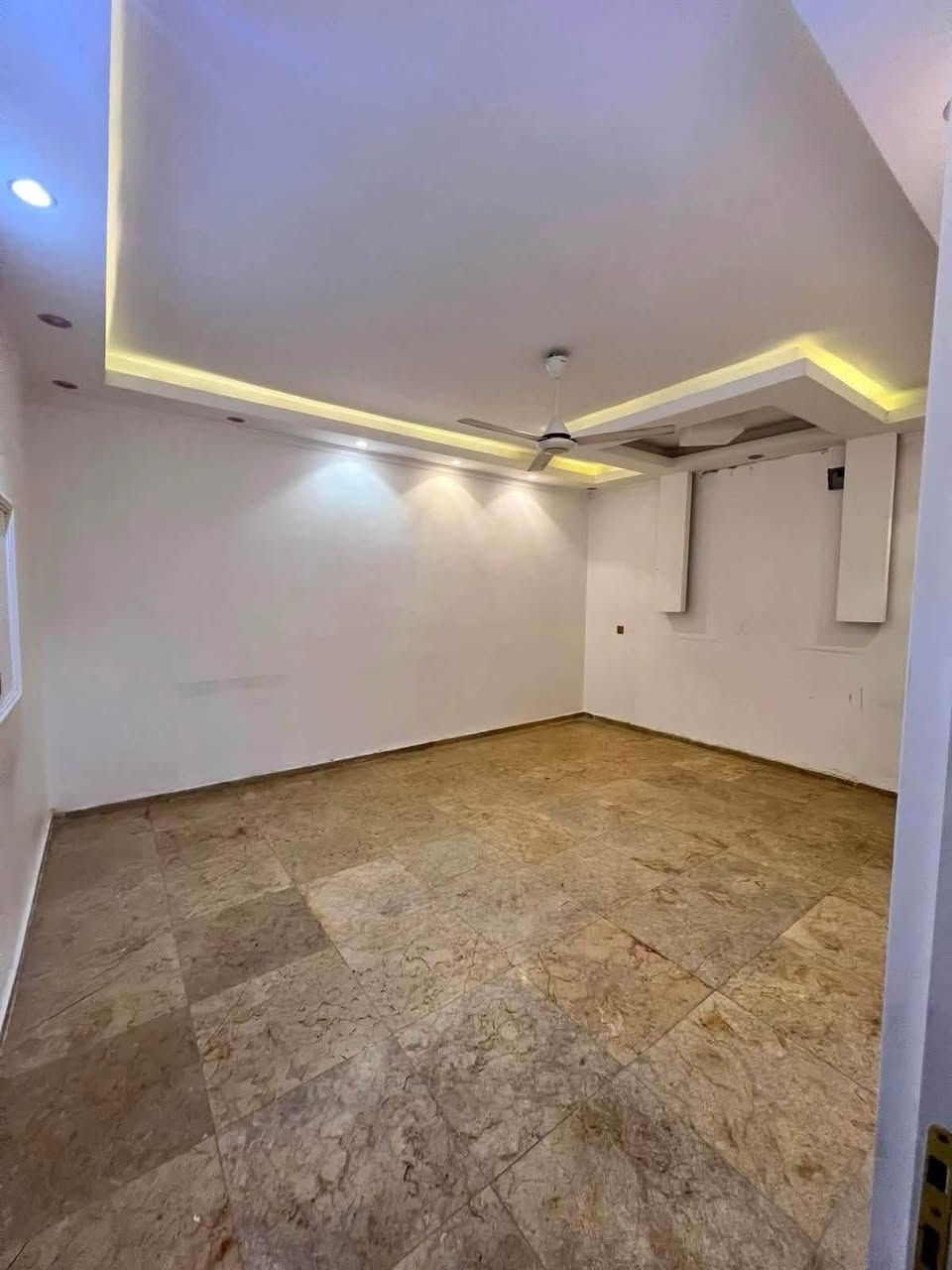 🏡 للإيجار في السيدية – مربع تبوك 📍
✨ بيت مودرن جديد (زيرو) بمساحة 130 م²
🏠 يتكون من 3 طوابق ويحتوي على:

🔹 مدخلين
🔹 4 غرف نوم
🔹 صالة
🔹 مطبخ
🔹 3 خدمات
🔹 تصميم مودرن وتشطيب جديد 🌟

💰 الإيجار: مليون ونصف دينار عراقي

📞 للاستفسار والتواصل:
***********
***********

🏢 مكتب الرواد للتطوير العقاري

📍 السيدية – مربع تبوك
