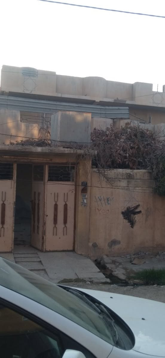 دار للبيع مساحه ٢٢٠متر موصل حي الانتصار شارع ٦٠ طابقين الطابق الاول غرفتين نوم وهول واستقبال ومطبخ وصحيات الطابق الثاني غرفتين نوم وهول وصحيات سند طابو الزهور شرط التحويل السعر ٩٠ وبي مجال للاستفسار على الرقم *********** / *********** مكتب الفيحاء للعقار
