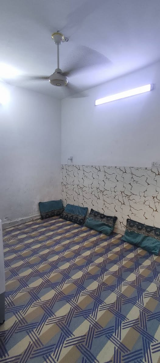 السلام عليكم  نص قطعة 72
مربعة (( قطاع واحد))  قاطين وثالث بيتونة ومخزن مسلح عالي عل شارع نص متر شارع عريض خلف الجامع 
القاط الاول ستقبال وغرفة وخدمات القاط الثاني غرفتين وحمام   القاط الثالث بيتونة ومخزن ثامن بيت علة شارع الداخل  السعر 175وبي مجال 
للتصال ***********
