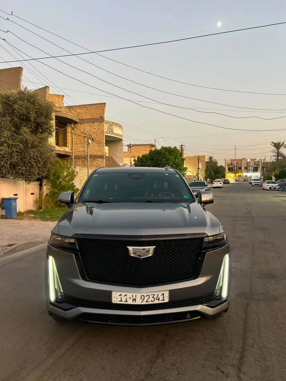 السلام عليكم 
كديلاك اسكاليد موديل 2022  فول مواصفات اعلى فئه اسبيرسو شنو تريد بيها 
وارد امريكي 
رقم بغداد باسمي 
ملاحظه مكينه السياره و الكير و جميع الكهربائيات مكفوله من كلشي على وضع الشركه
ضرر السياره جاملغ خلفي جهة السايق مصبوغ و قبق صندك ايضا مصبوغ بدون دواخل بدون كص بدون اي اضرار داخليه بدون تبديل اي قطعه  هذا ضرر السياره غير هذا الحادث كفاله مابيها كلشي السياره مابيها اي كلوب مشتغل و لا بيها برغي نقص من الدعاميه للدعاميه مابيها مصرف ربع دينار 
مواصفات السياره فول للاخير شتريد بيها و كلش هواي مراح اذكر منها بس المهم
 داخل اسبرسو بالون العنابي 
36 سماعه 
كراسي مساج 
دوسات كهرباء 
تنته شامو بالكامل 
وباقي مواصفات الكديلاك معروفه 
ماشيه  الف 61 الف 
مكان السياره بغداد حي الخضراء 
رقمي ***********

