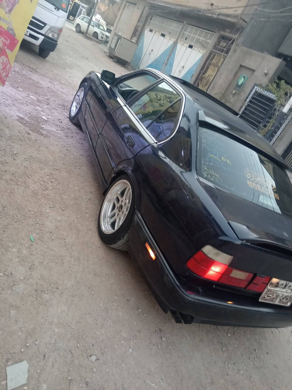 سلام عليكم للبيع BMW 525 مسكر كير عادي سياره جاهزه كير ومكينه مشروطات موديل ١٩٩٢ مكفوله داخل جلد أبيض كهربائي سياره ام كلها سبايدرات عتب ويل ام رقم أربيل وكاله عدي تريد وكاله تريد مداور سعر ٥٠ وبيها مجال العنوان نجف كوفه *********** عليها غرامات ٥ ورقات ينزل من السعر
