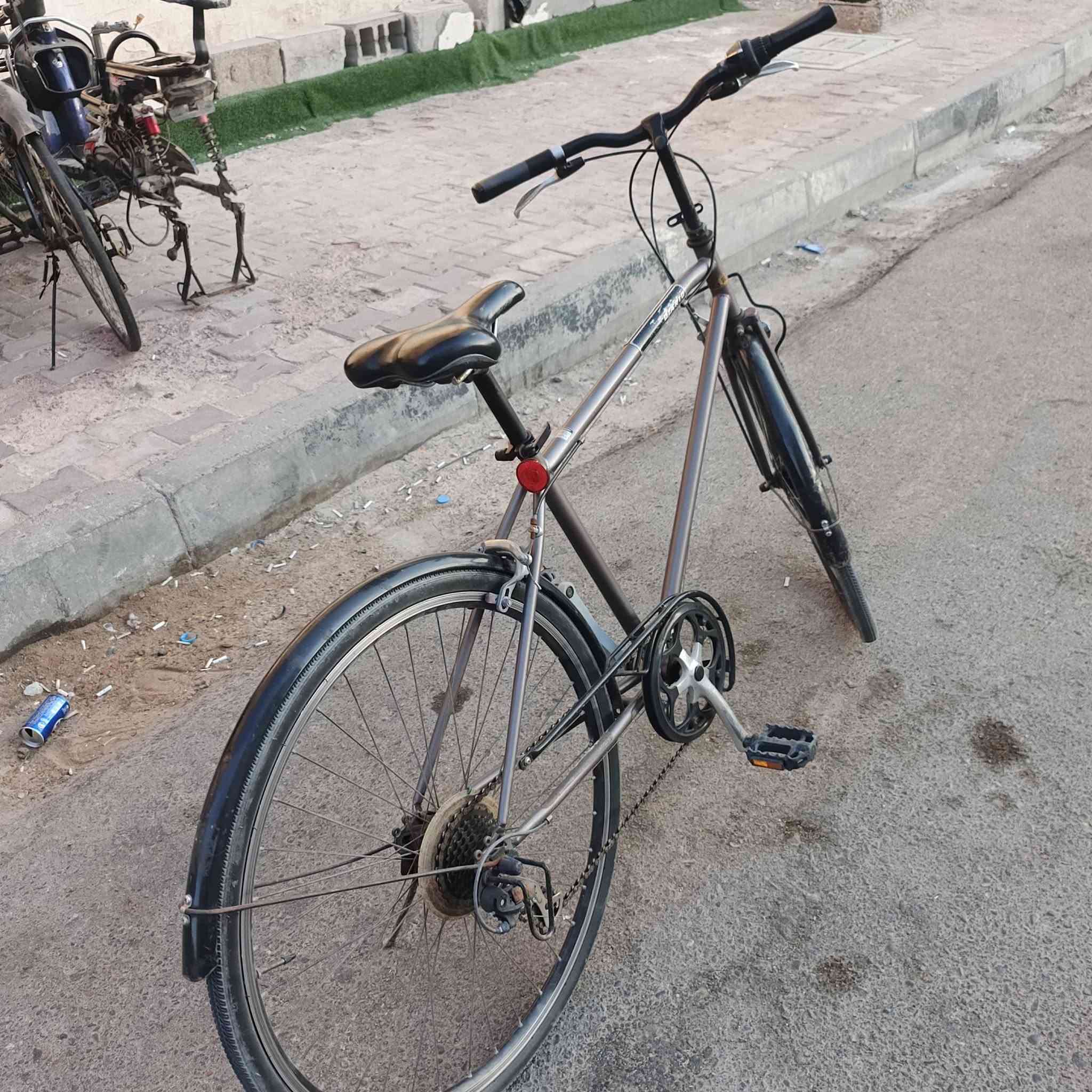 🚲 بايسكل للبيع
الماركة: DIAIRO
النوع: c700/ بايسكل مدينة
قياس التايرات: 26 إنچ
الشاصي: ألمنيوم
القير: 7 سرعات
القير الخلفي: متعدد السرعات
الفرامل: V-Brake أمامي وخلفي
المقود: مستقيم
الشوكة الأمامية: ثابتة
الكرسي: عريض ومريح وقابل لتعديل الارتفاع
الرفرف الأمامي: موجود
الرفرف الخلفي: موجود
الحامل الخلفي: موجود
عاكس خلفي: موجود
الدواسات: موجودة
السلسلة: موجودة
الكرنك: أمامي
الإطارات: مناسبة للشوارع والاستخدام اليومي
الاستخدام: مدينة، دوام، مشاوير، تنقل يومي
الحالة: مستعمل
💰 السعر: [160الف]  للجادين مراسلة على  الواتساب (***********)
