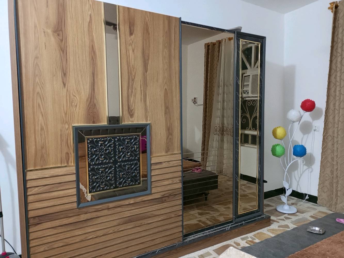 للبيع غرفة نوم كاملة ✨🛏️
طقم غرفة نوم مودرن، خشب لون بني مع رمادي وتفاصيل ذهبية، بحالة جيدة ونظيفة جدًا.
تتكون من:
▫️ تخت كبير مع مسند مبطن
▫️ دولاب ملابس كبير
▫️ ٢ كومدينة
▫️ تسريحة مع مراية كبيرة
▫️ مرايات إضافية
▫️ بانكيت/مقعد أمام التخت
📌 البيع كامل كطقم
📍 الموقع: [ديالئ

للجادين فقط، والتفاصيل والمشاهدة على الخاص. 🌷