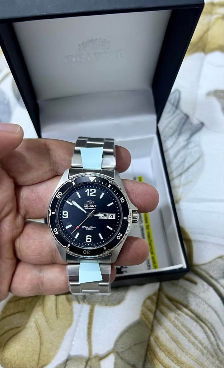 للبيع  تحفة يابانية فاخرة 

 Orient Automatic

 ساعة راقية بتفاصيل فخمة ومينا اسود ملكي تخطف النظر مع كل انعكاس ضوء صناعة يابانية أصلية 

  قطر الساعة: 41mm

 حركة أوتوماتيك احترافية تعمل بالحركة بدون بطارية

 سوار ستانلس ستيل فاخر بتشطيب عالي الجودة

 عرض للتاريخ بتصميم أنيق وكلاسيكي

 الحالة: جديدة بالكامل بالباكيت

 السعر: 400$ قفل

 للجادين وأصحاب الذوق الراقي – التواصل خاص او واتس اب *********** بغداد, العراق
